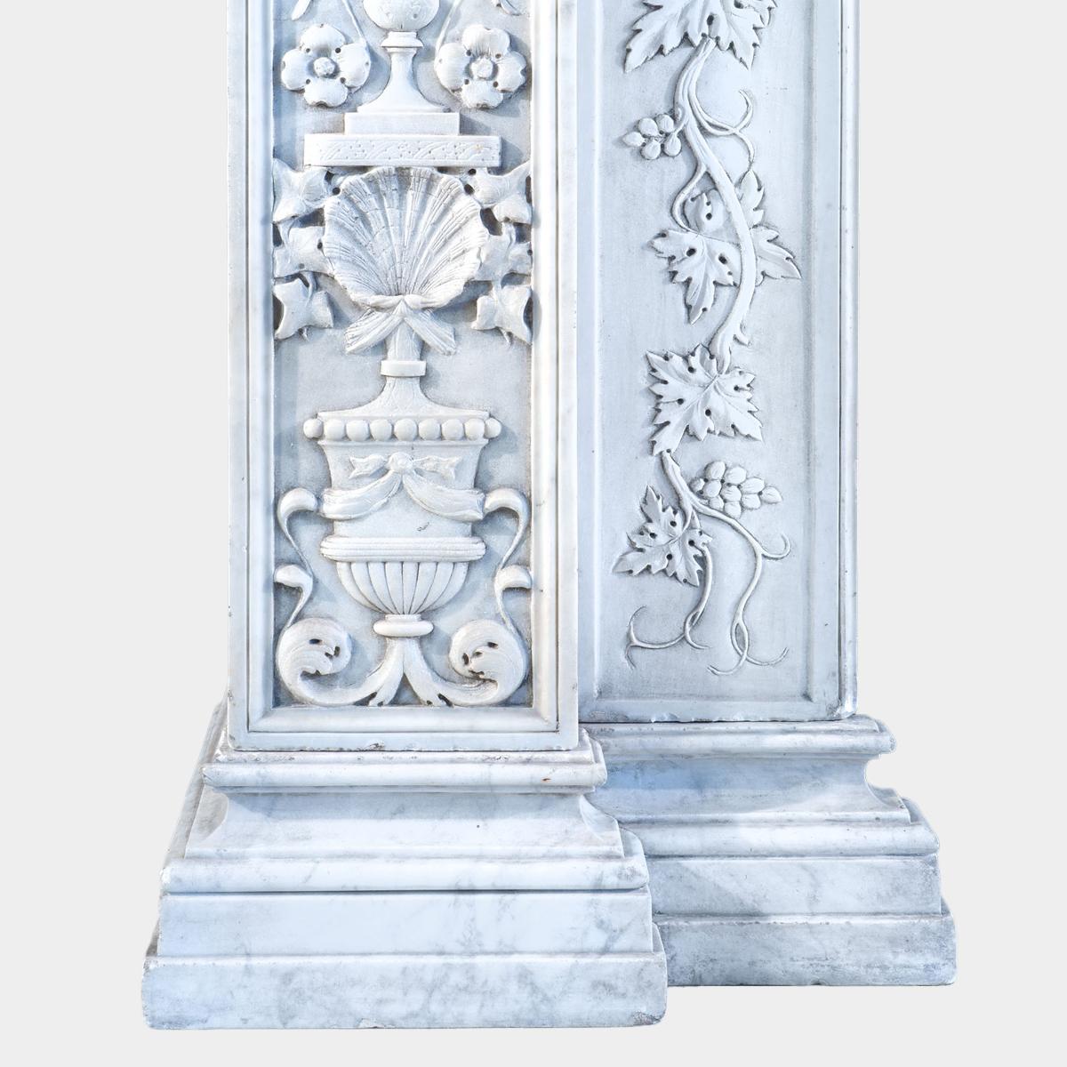 Una antigua repisa de chimenea italiana de mármol renacentista Mármol de Carrara en venta