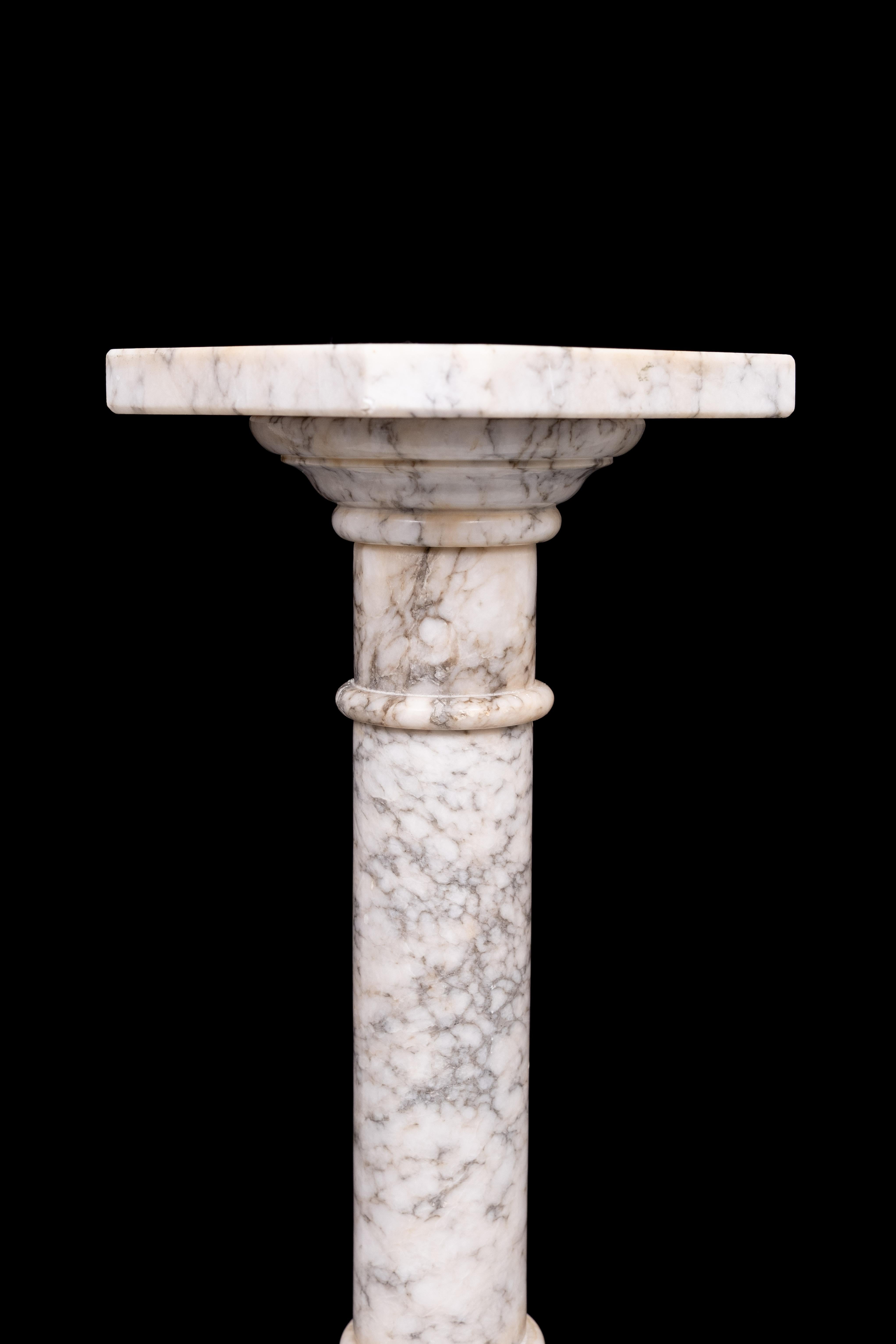 Un antiguo pedestal italiano de alabastro torneado en forma de anillo  siglo XIX en venta 3