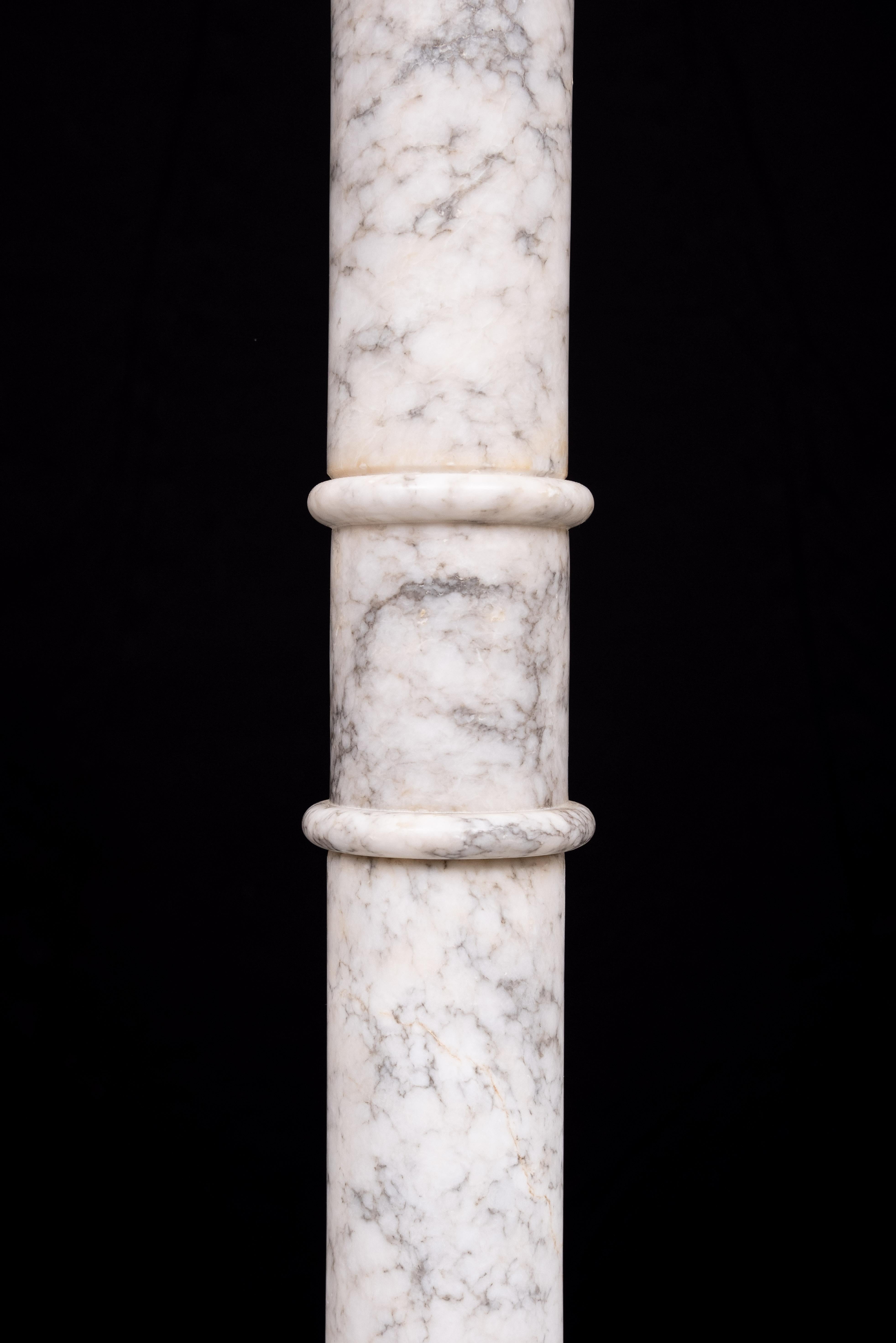 Un antiguo pedestal italiano de alabastro torneado en forma de anillo  siglo XIX en venta 4