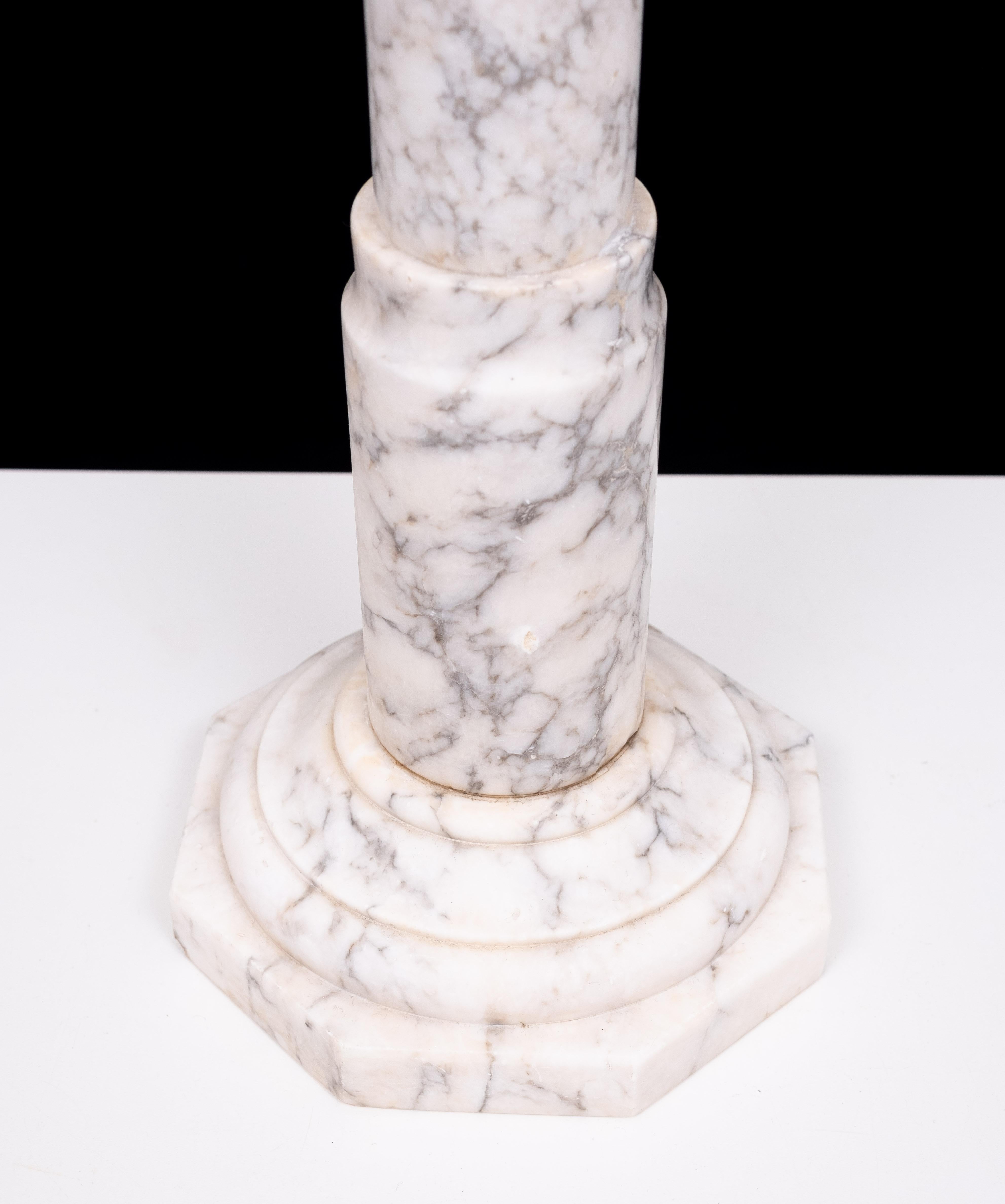 Un antiguo pedestal italiano de alabastro torneado en forma de anillo  siglo XIX en venta 5