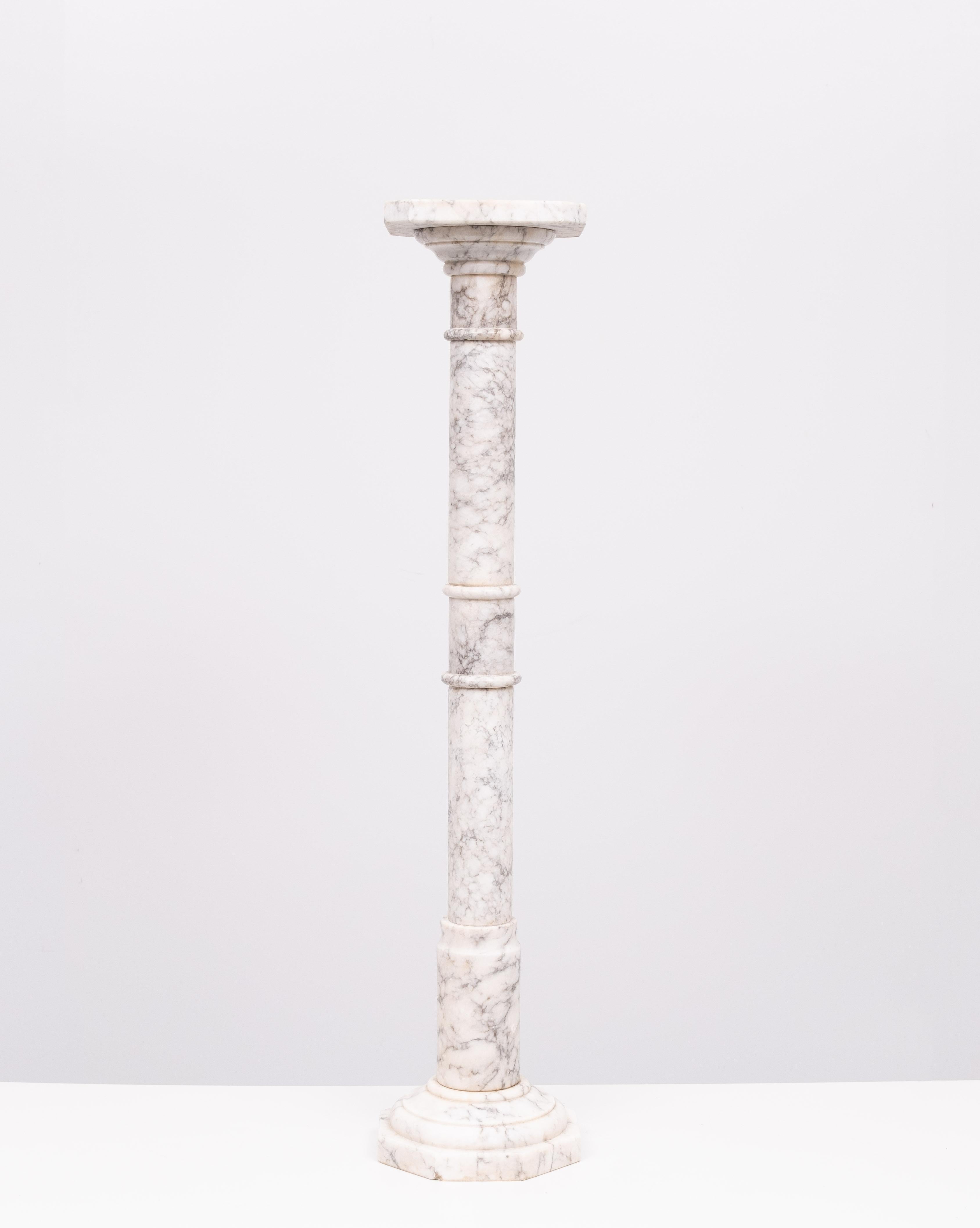 Un antiguo pedestal italiano de alabastro torneado en forma de anillo  siglo XIX Griego clásico en venta