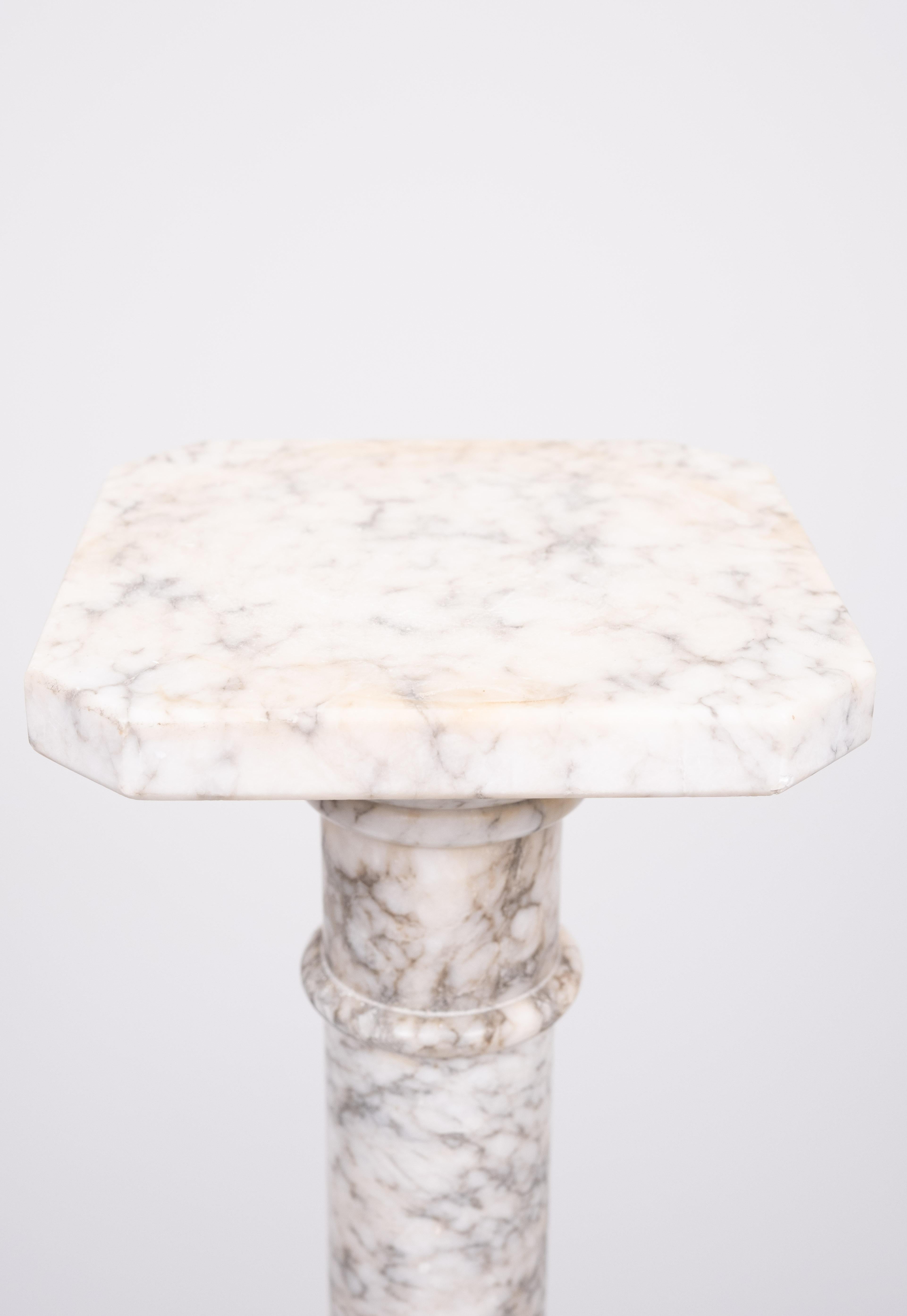 Un antiguo pedestal italiano de alabastro torneado en forma de anillo  siglo XIX Italiano en venta