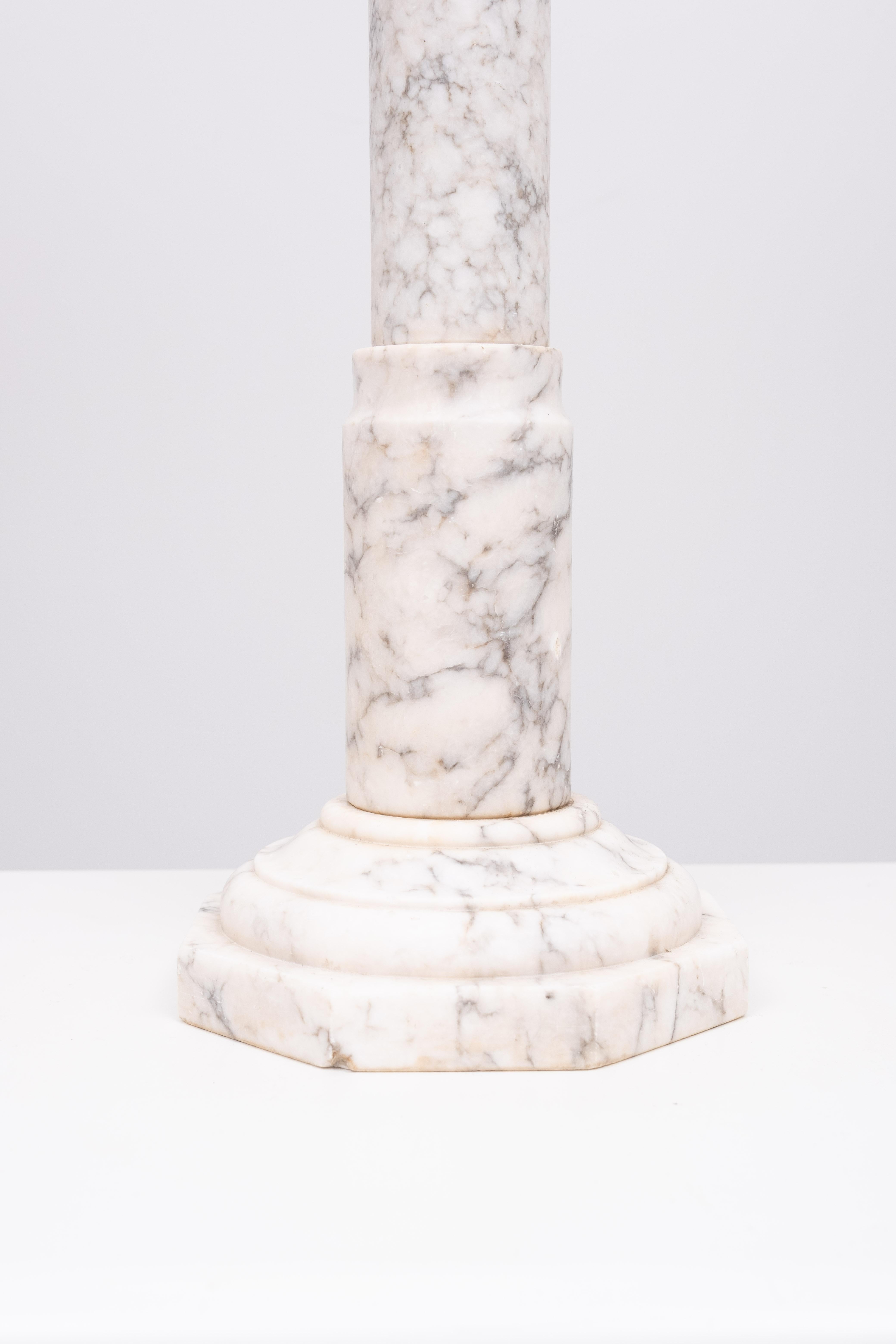 Un antiguo pedestal italiano de alabastro torneado en forma de anillo  siglo XIX en Bueno estado para la venta en Den Haag, NL