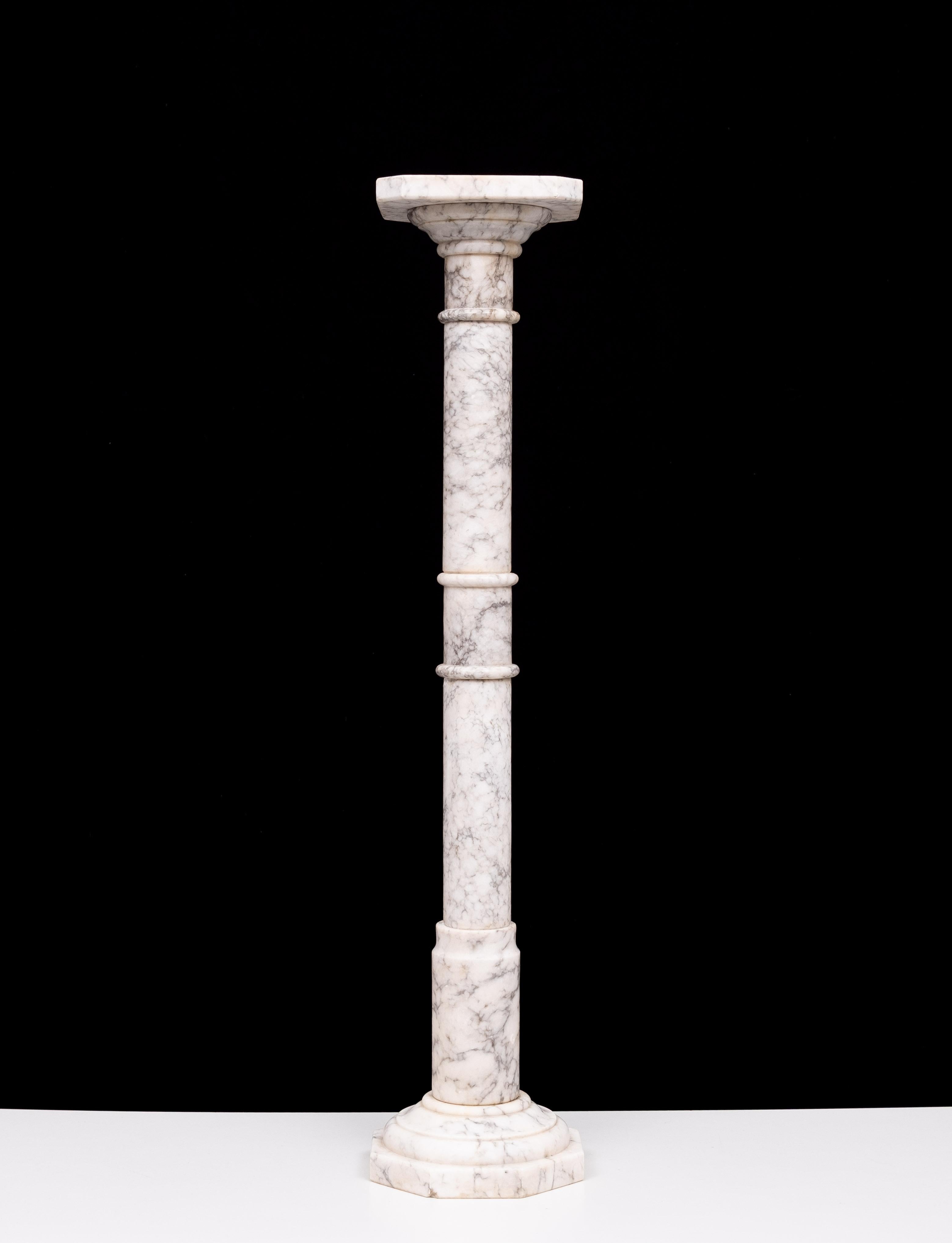 Un antiguo pedestal italiano de alabastro torneado en forma de anillo  siglo XIX Fines del siglo XIX en venta