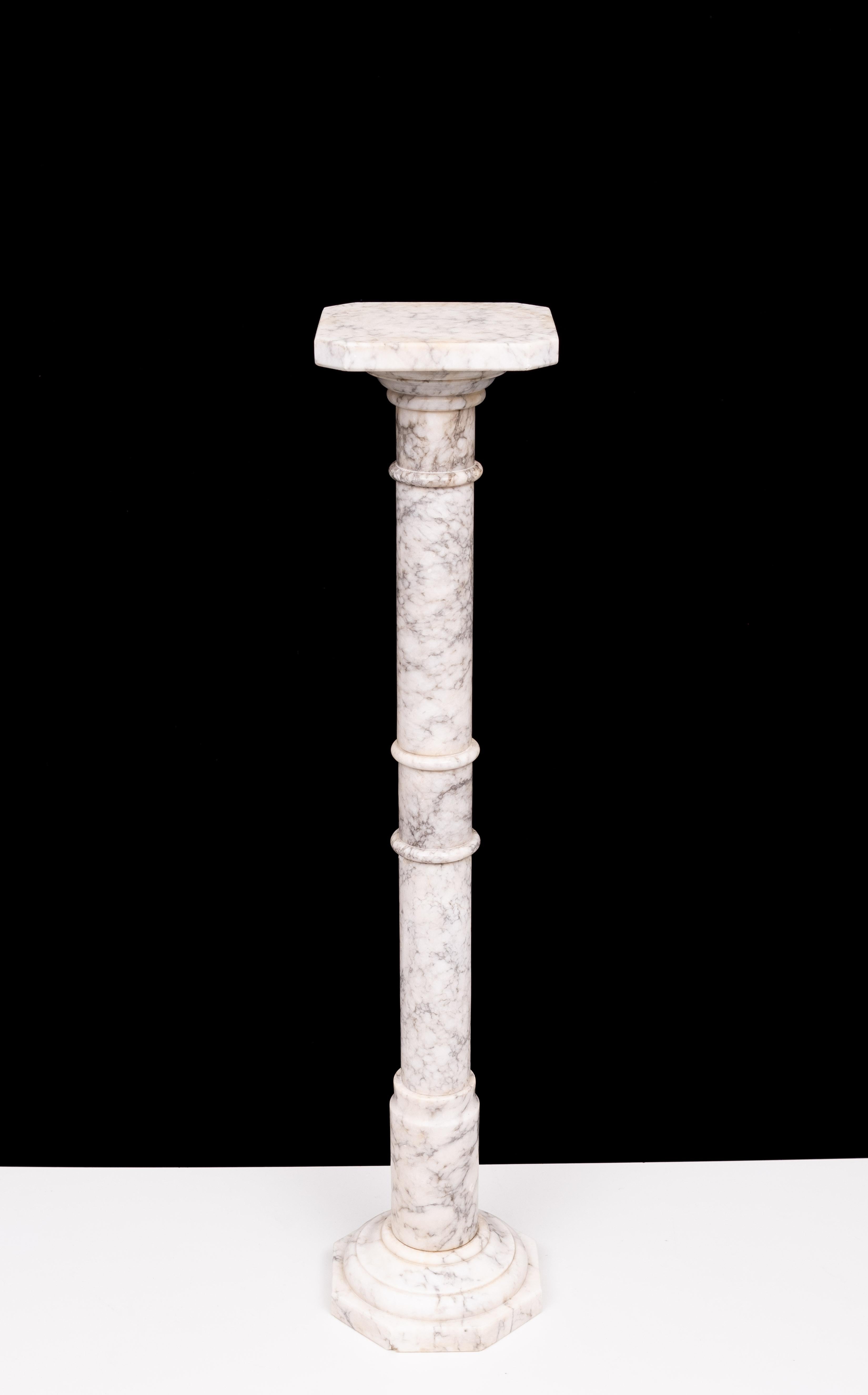 Un antiguo pedestal italiano de alabastro torneado en forma de anillo  siglo XIX Alabastro en venta