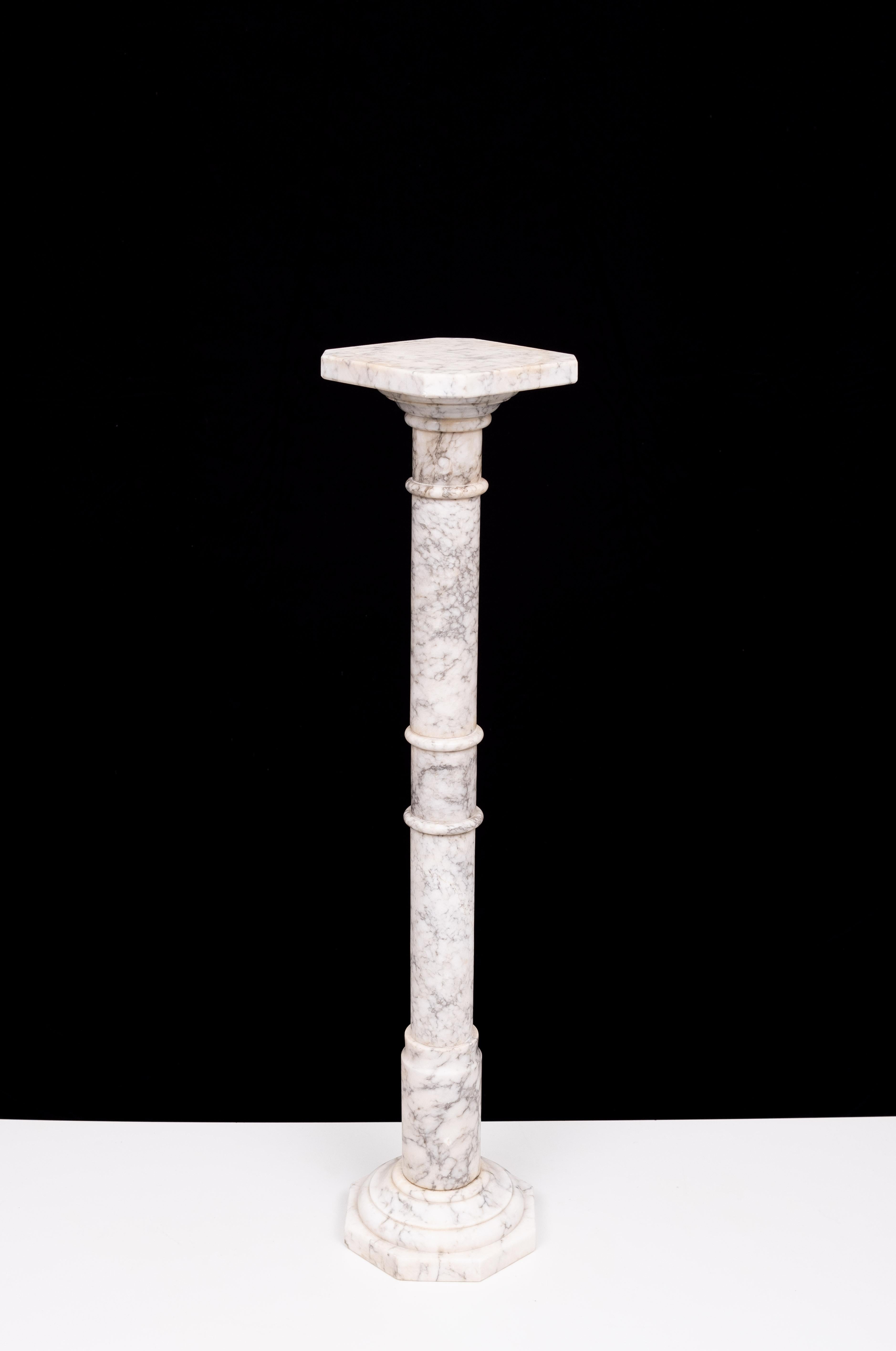Un antiguo pedestal italiano de alabastro torneado en forma de anillo  siglo XIX en venta 1