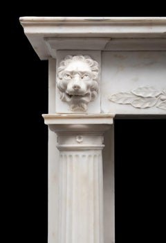 Un antico caminetto in marmo statuario italiano (oltre 200 anni)