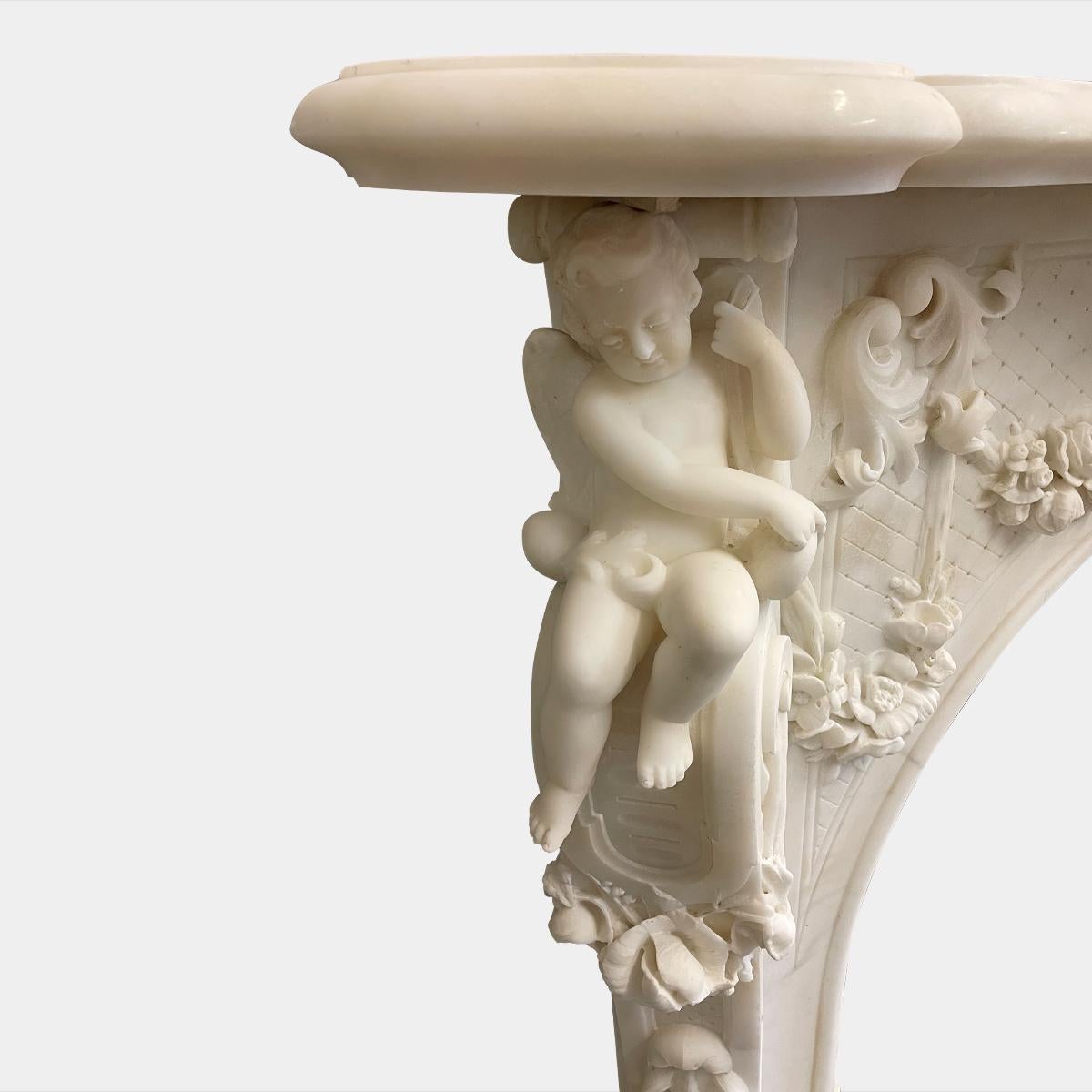 Ein großer italienischer Kamin im Barockstil aus der Mitte des 19. Jahrhunderts, ausgeführt in statuarischem weißem Marmor. Jedes Element dieser Einfassung ist dekadent aus massiven Marmorstücken geschnitzt. Die Pfosten mit Konsolen in Form von