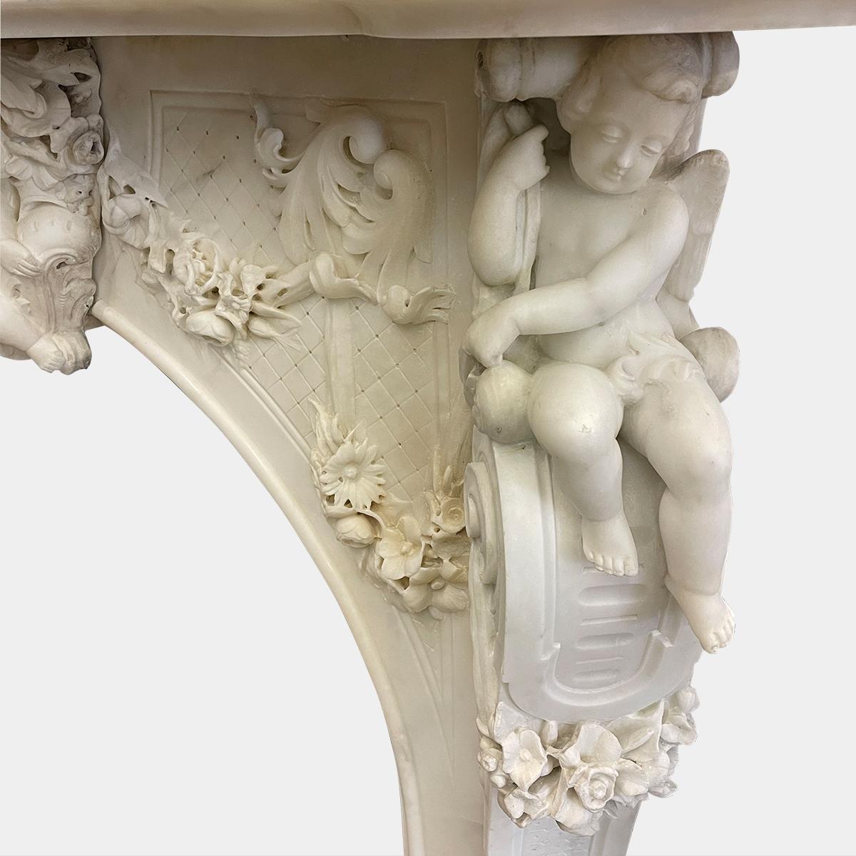 Antiker italienischer Kaminsims aus weißem Bildhauermarmor im Barockstil (Geschnitzt) im Angebot