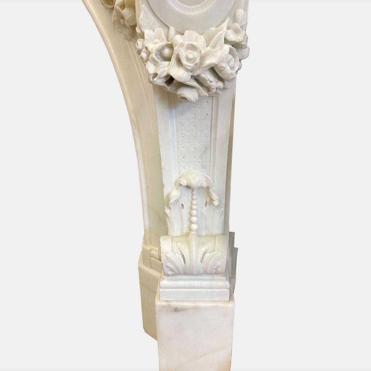 XIXe siècle Cheminée italienne ancienne de style baroque en marbre blanc statuaire en vente