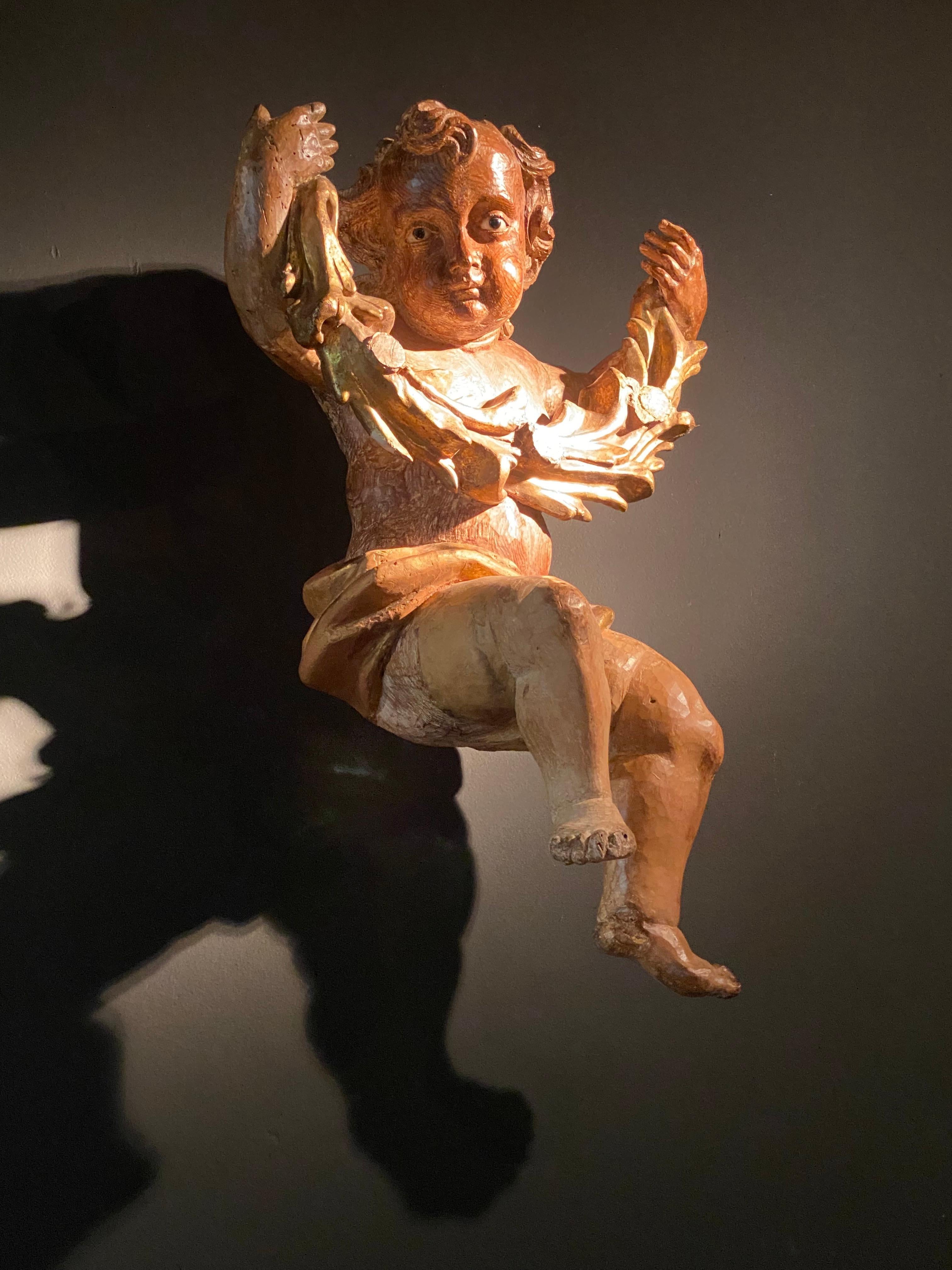 Sculpté à la main Ancien Putto italien en bois en vente
