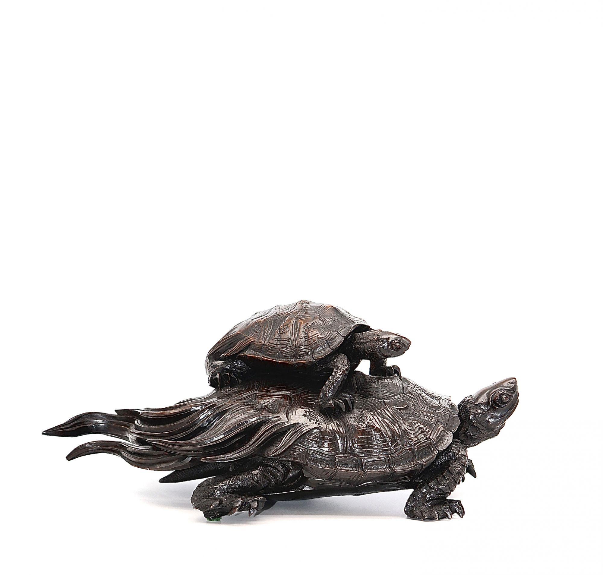 Antike japanische Holzschnitzerei zweier Minogames „Mythologischer Schildkröte“, 18. Jahrhundert 2