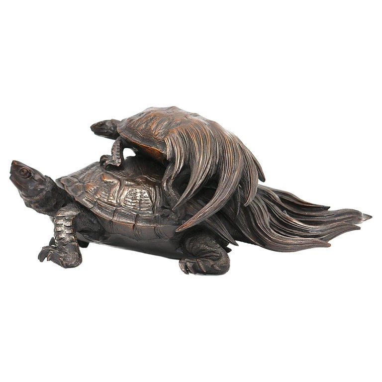Sculpture japonaise ancienne en bois de deux minogames en forme de tortue  mythologique, 18e siècle En vente sur 1stDibs