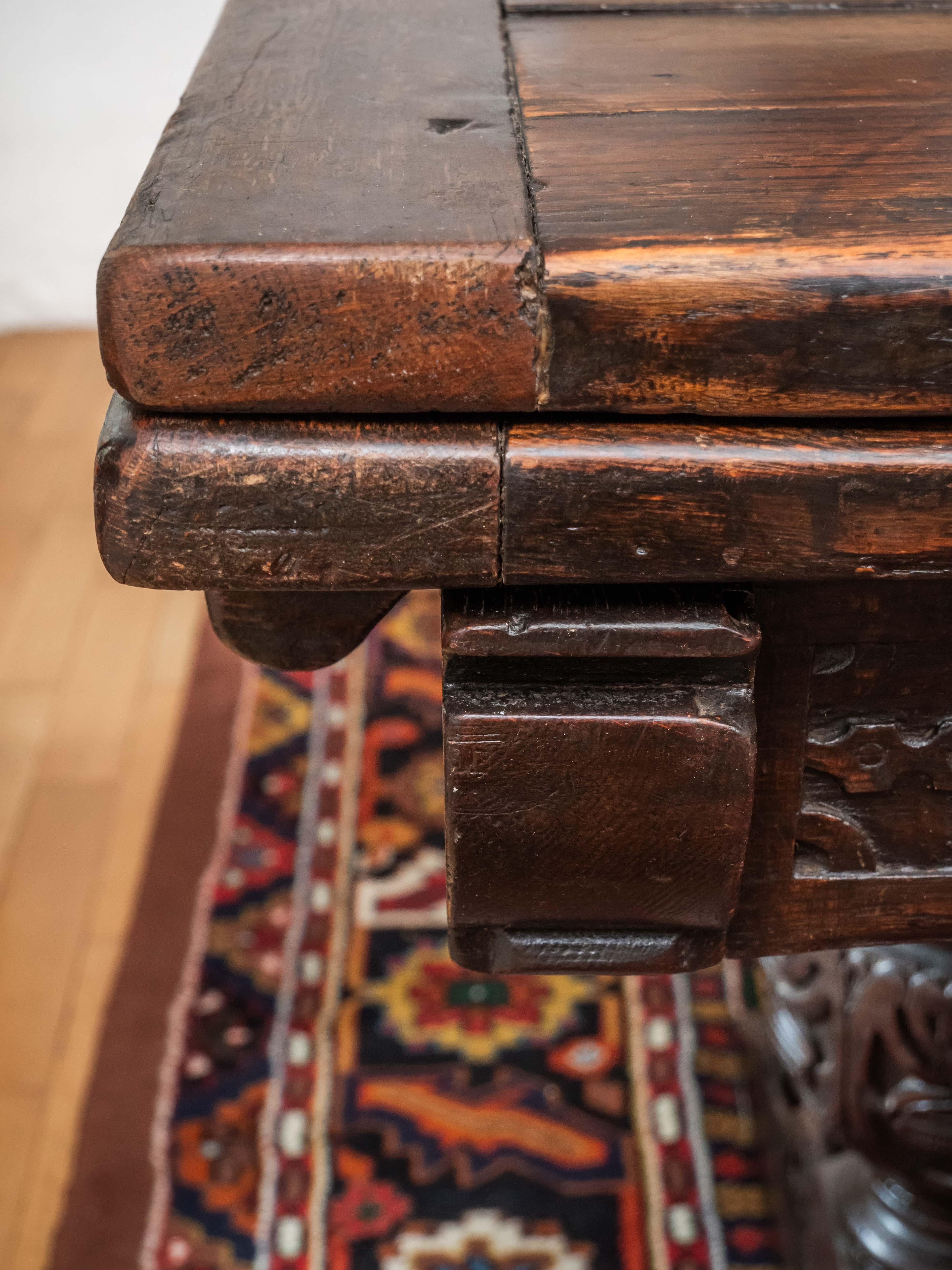 An antique large English table from the early 18th century For Sale 4