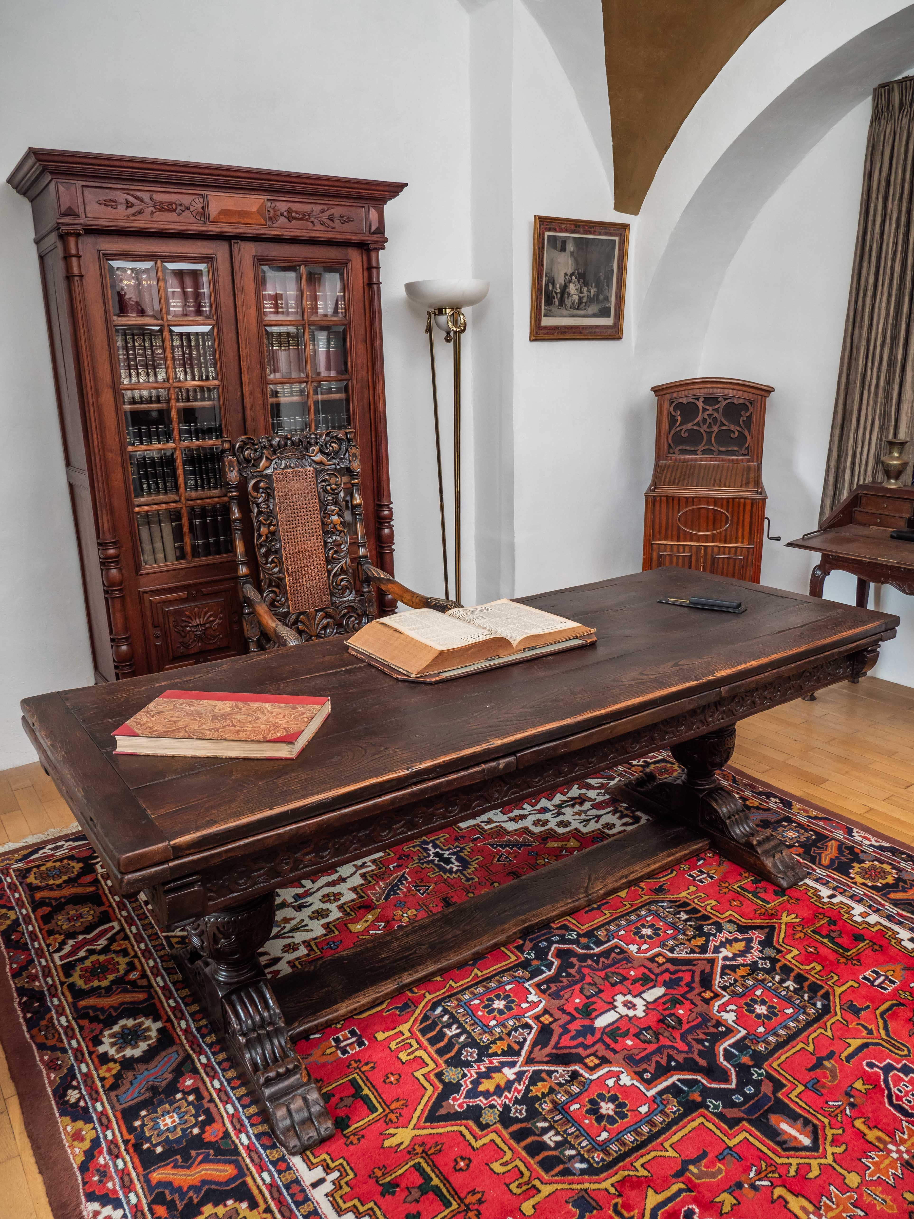 An antique large English table from the early 18th century For Sale 7