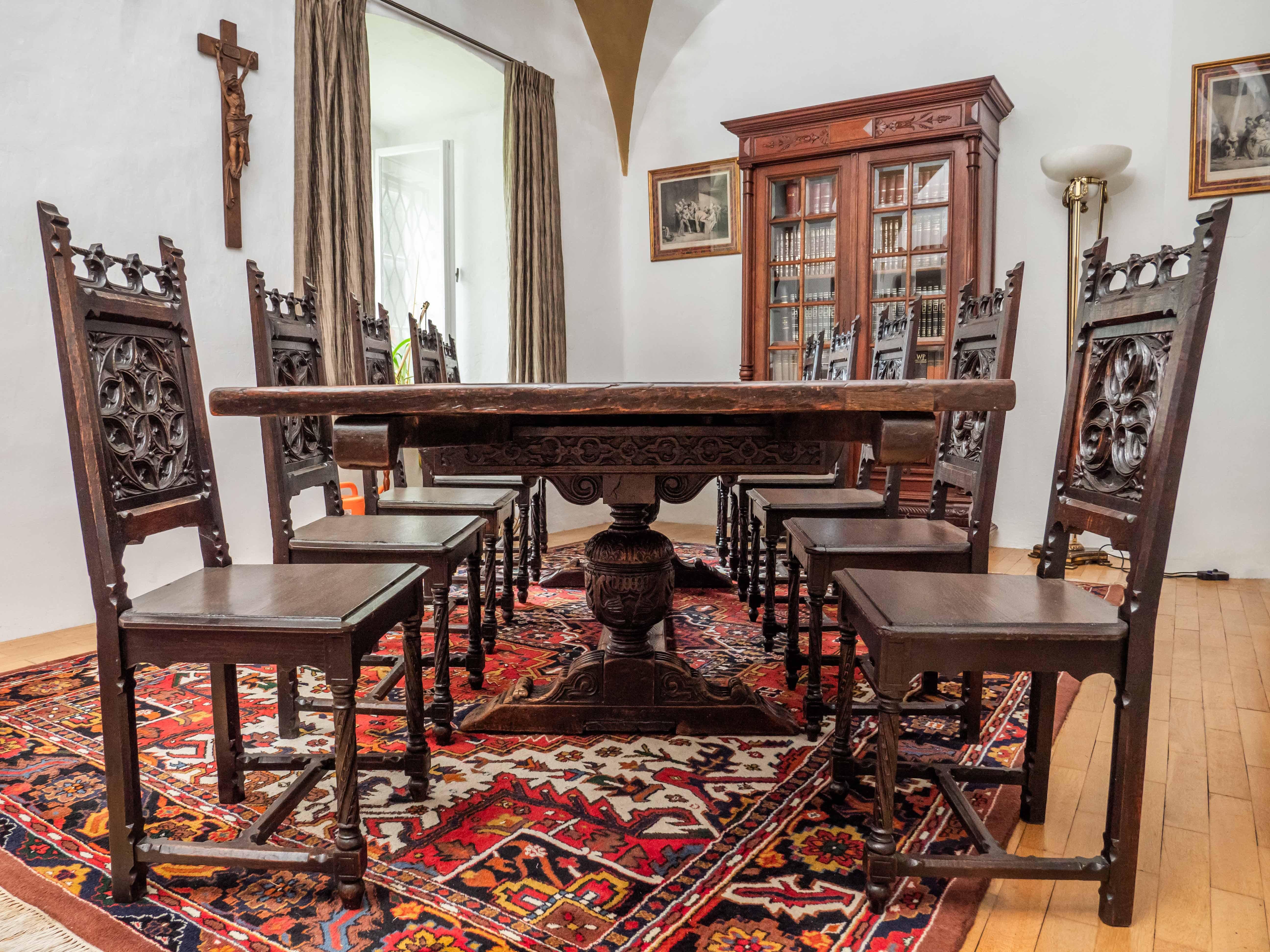 Elizabethan An antique large English table from the early 18th century For Sale