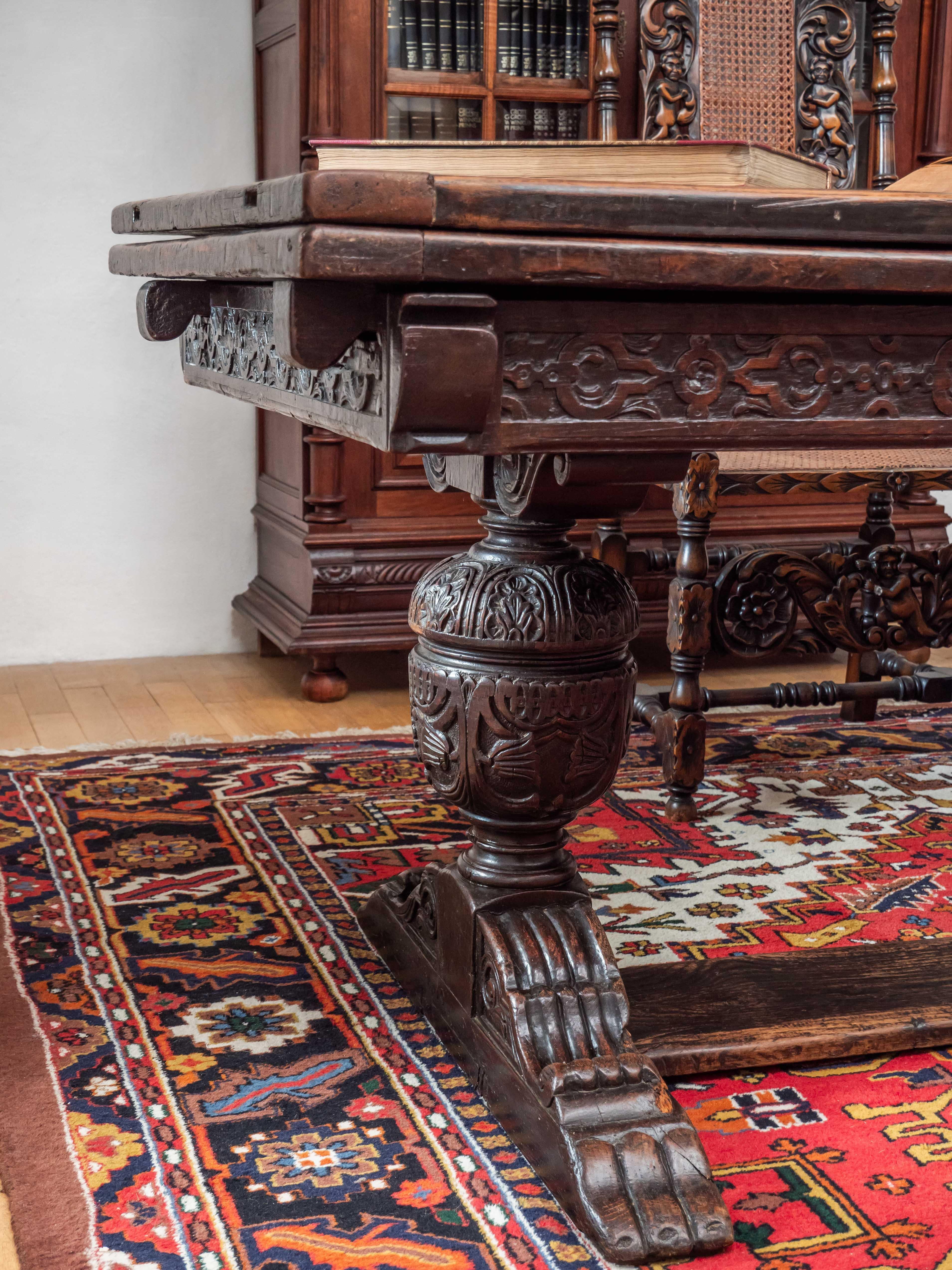 An antique large English table from the early 18th century In Good Condition For Sale In STRAČOV, CZ