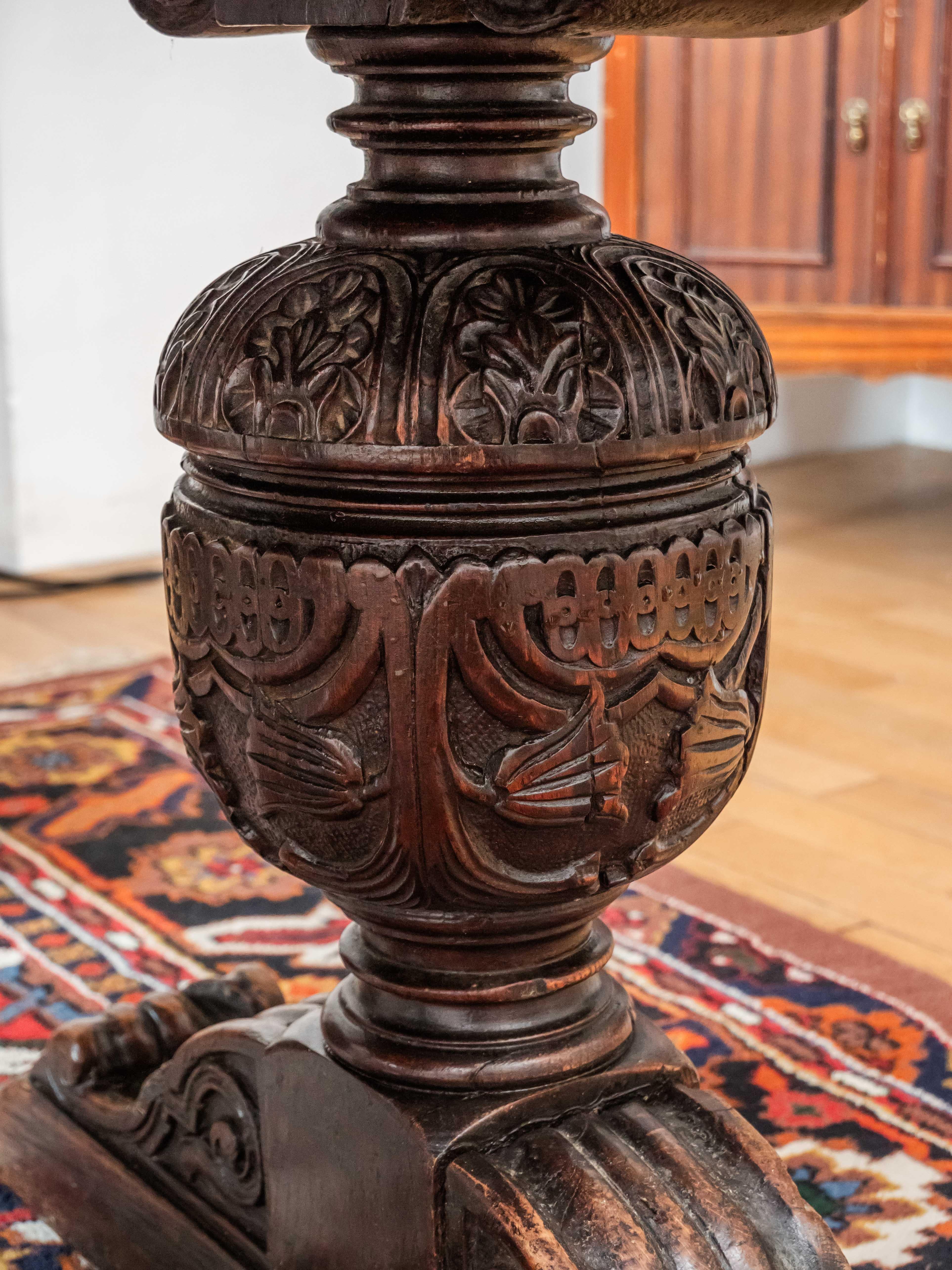 Oak An antique large English table from the early 18th century For Sale