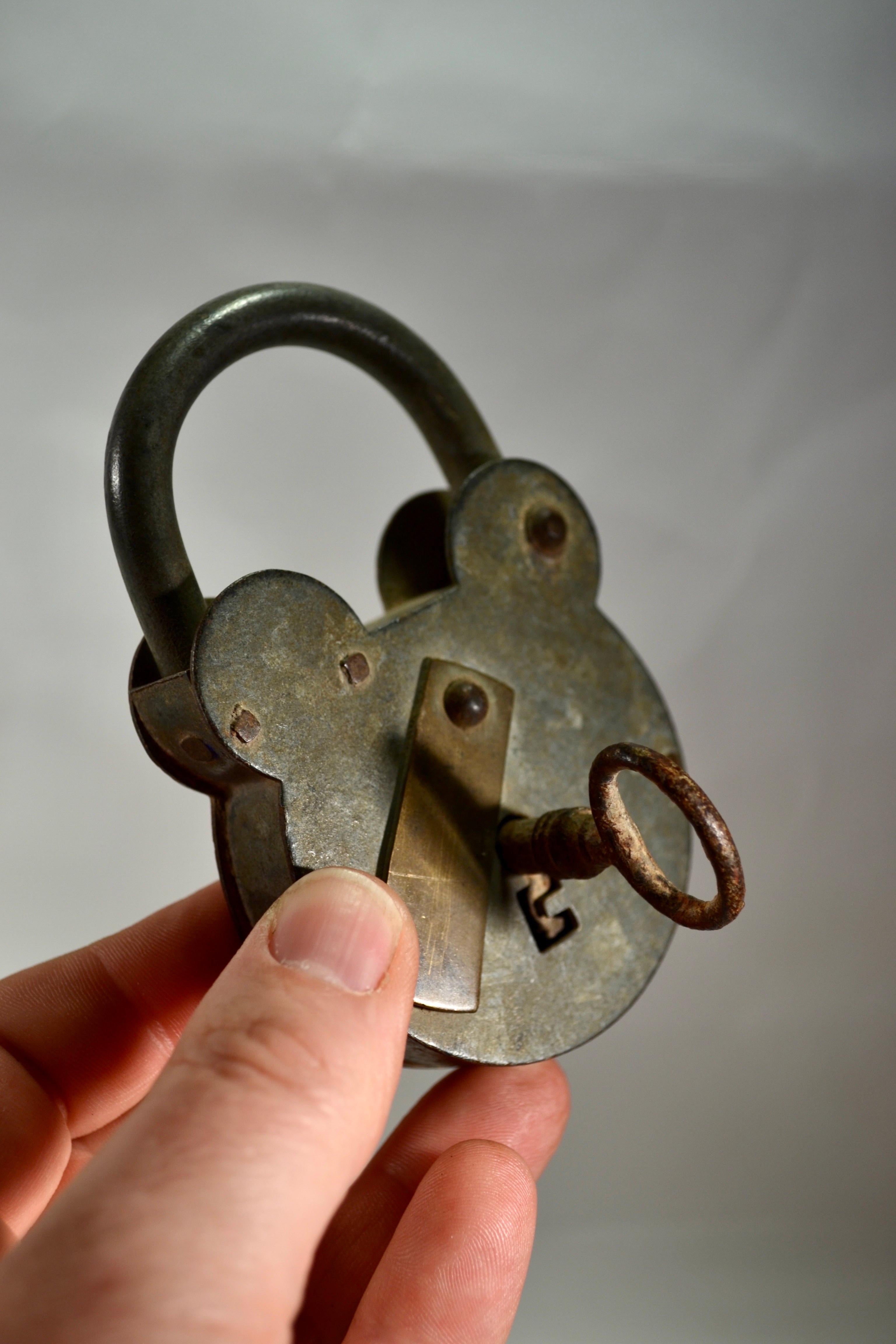 French An antique large padlock & skeleton key - France - Early XXth century. For Sale