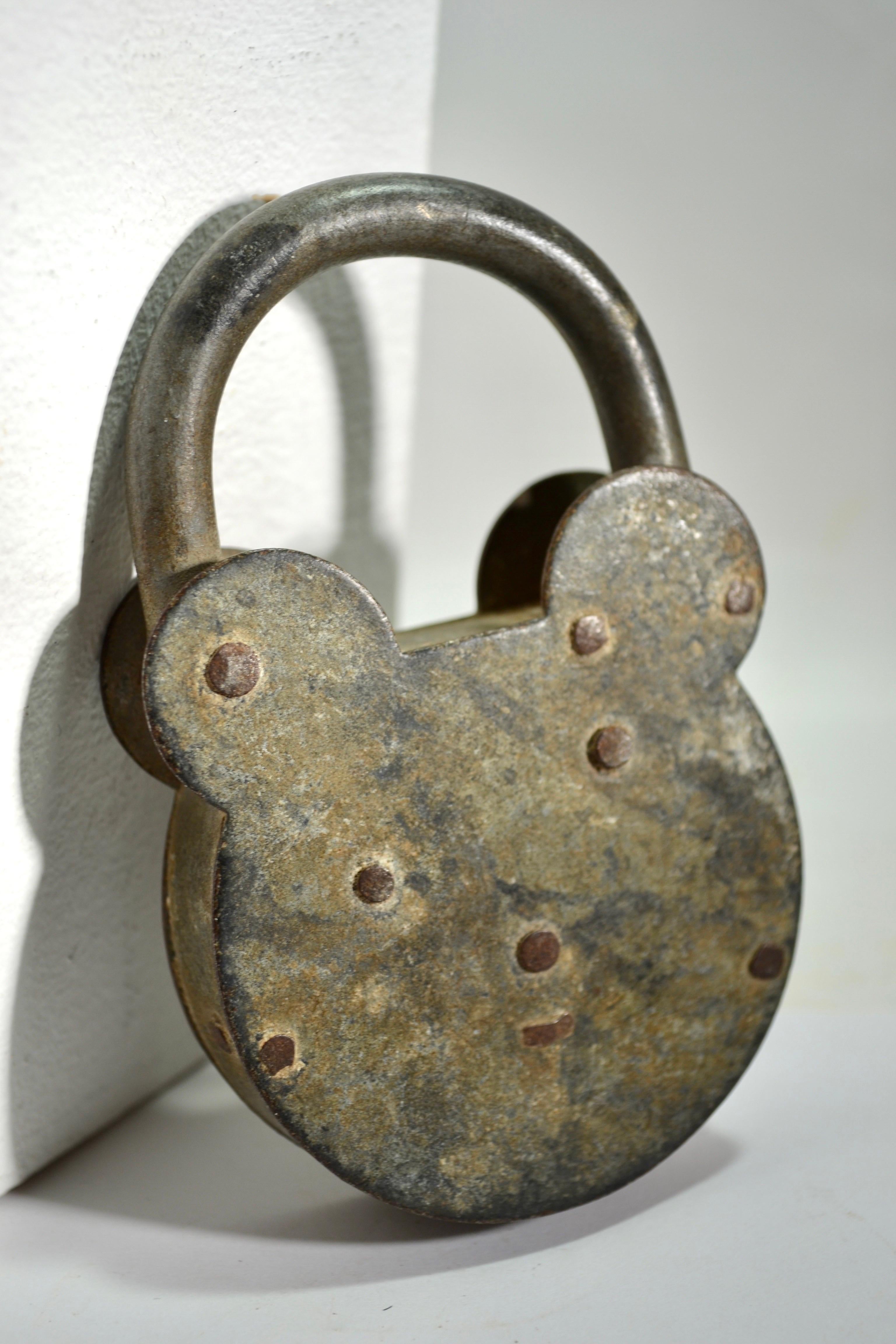 An antique large padlock & skeleton key - France - Early XXth century. In Good Condition For Sale In SOTTEVILLE-LÈS-ROUEN, FR