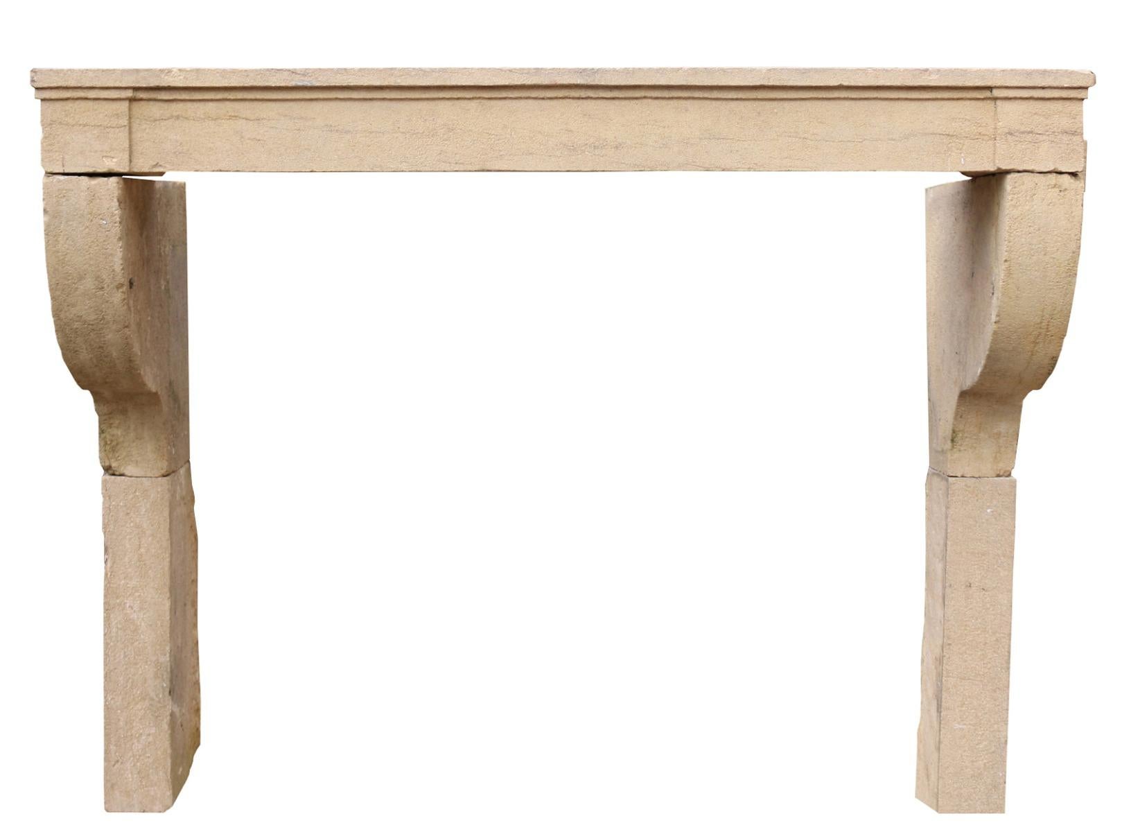 Marco de chimenea francés de piedra caliza de la época Luis XV con profundos ménsulas.

Dimensiones adicionales

Profundidad de la repisa 33 cm

Profundidad Aprox. total desde la pared 56 cm

Profundidad máxima 95 cm (algunos estarían