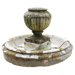 Ancienne urne en pierre calcaire avec base en pierre