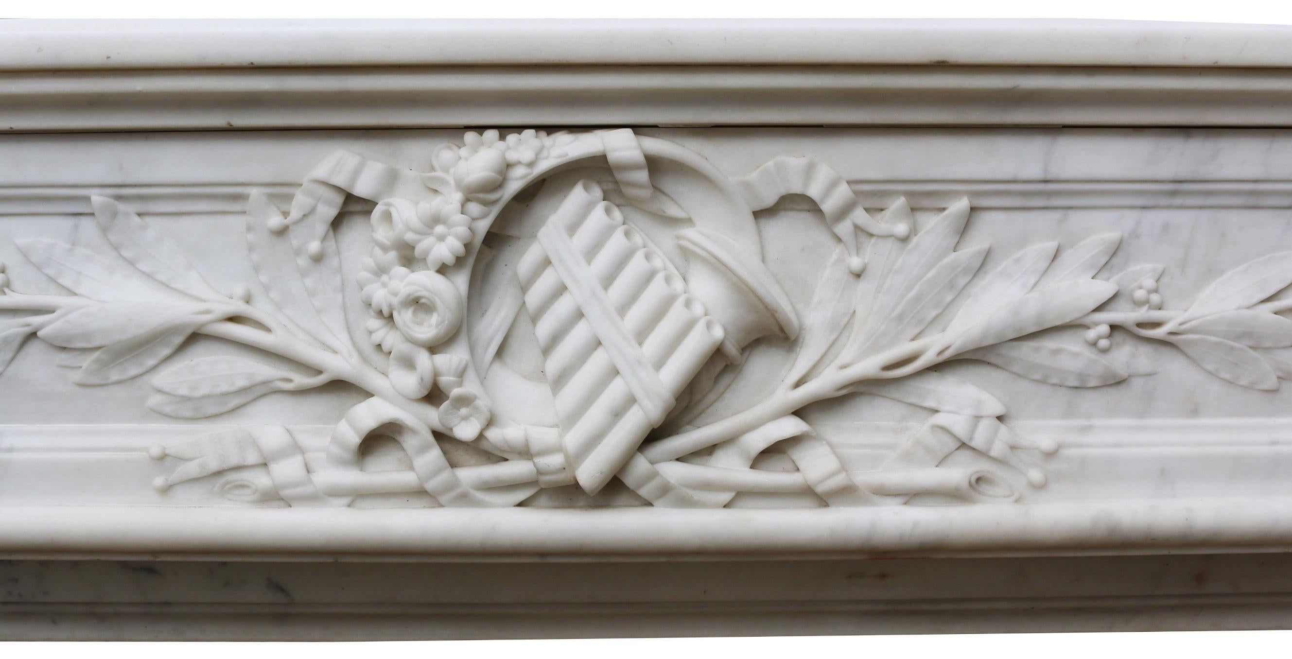 Antigua repisa de chimenea de mármol de Carrara estilo Luis XVI en venta 1