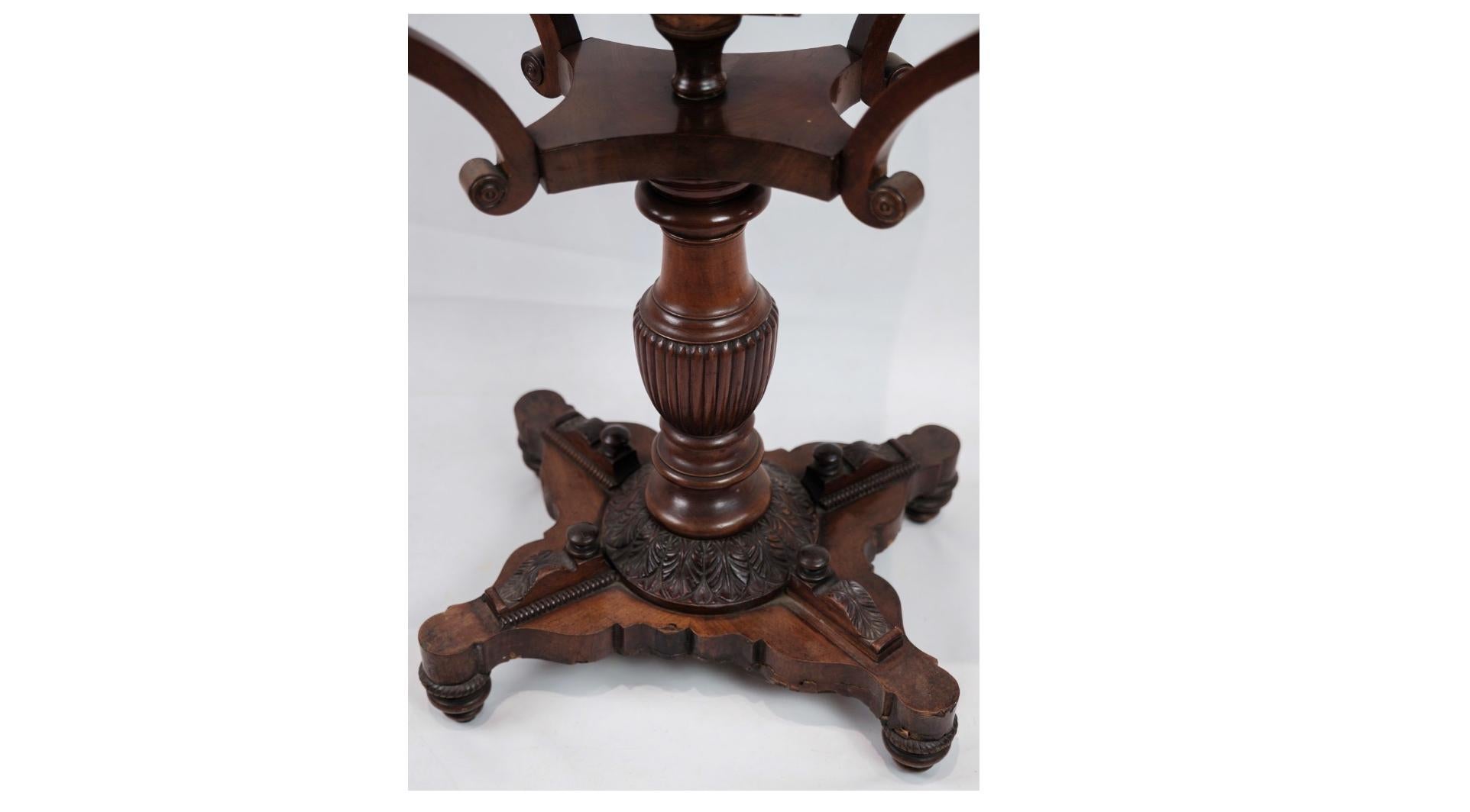 Acajou Ancienne table à couture en acajou sur pilier des années 1840 en vente