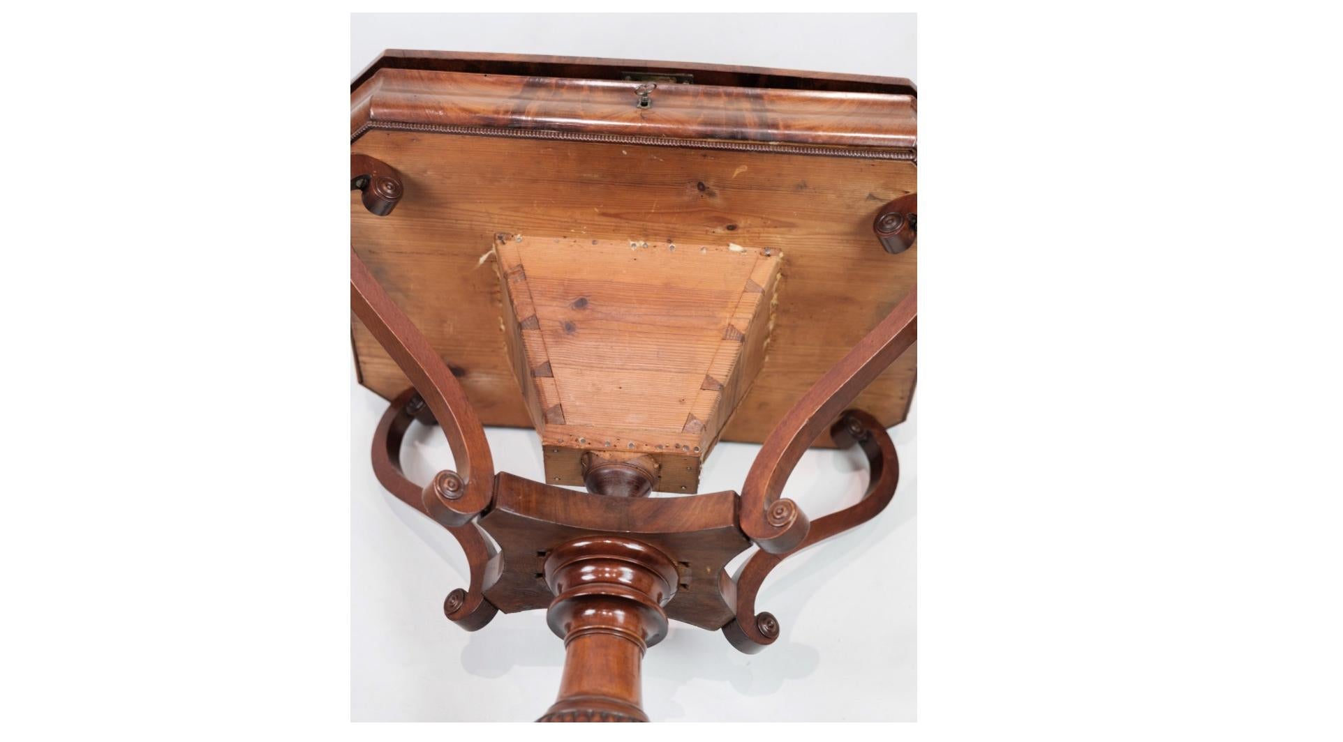 Antique Mahogany Sewing Table on a Pillar From 1840s For Sale 2