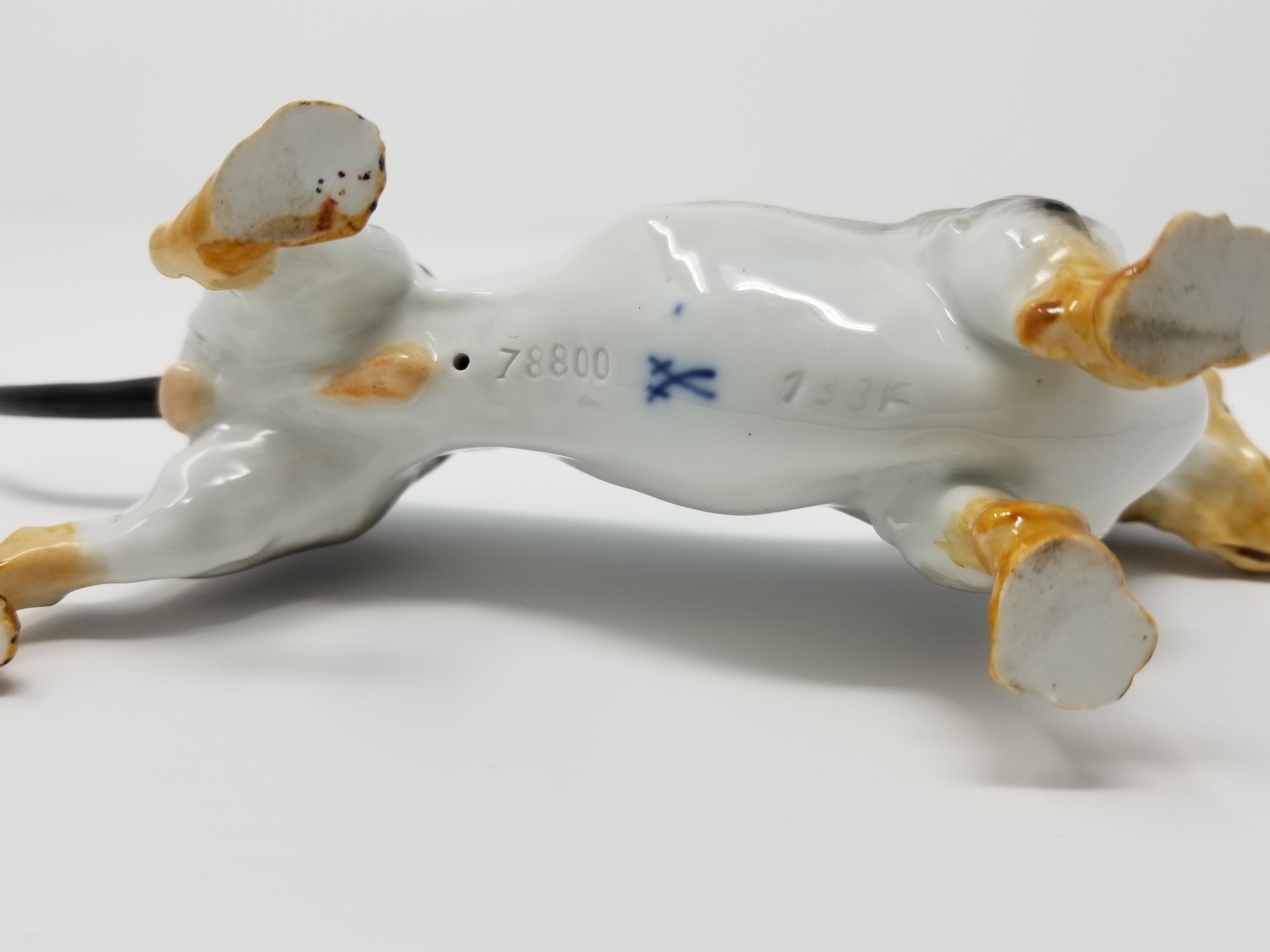 Peint à la main Antiquités en porcelaine de Meissen représentant un chien teckel en vente