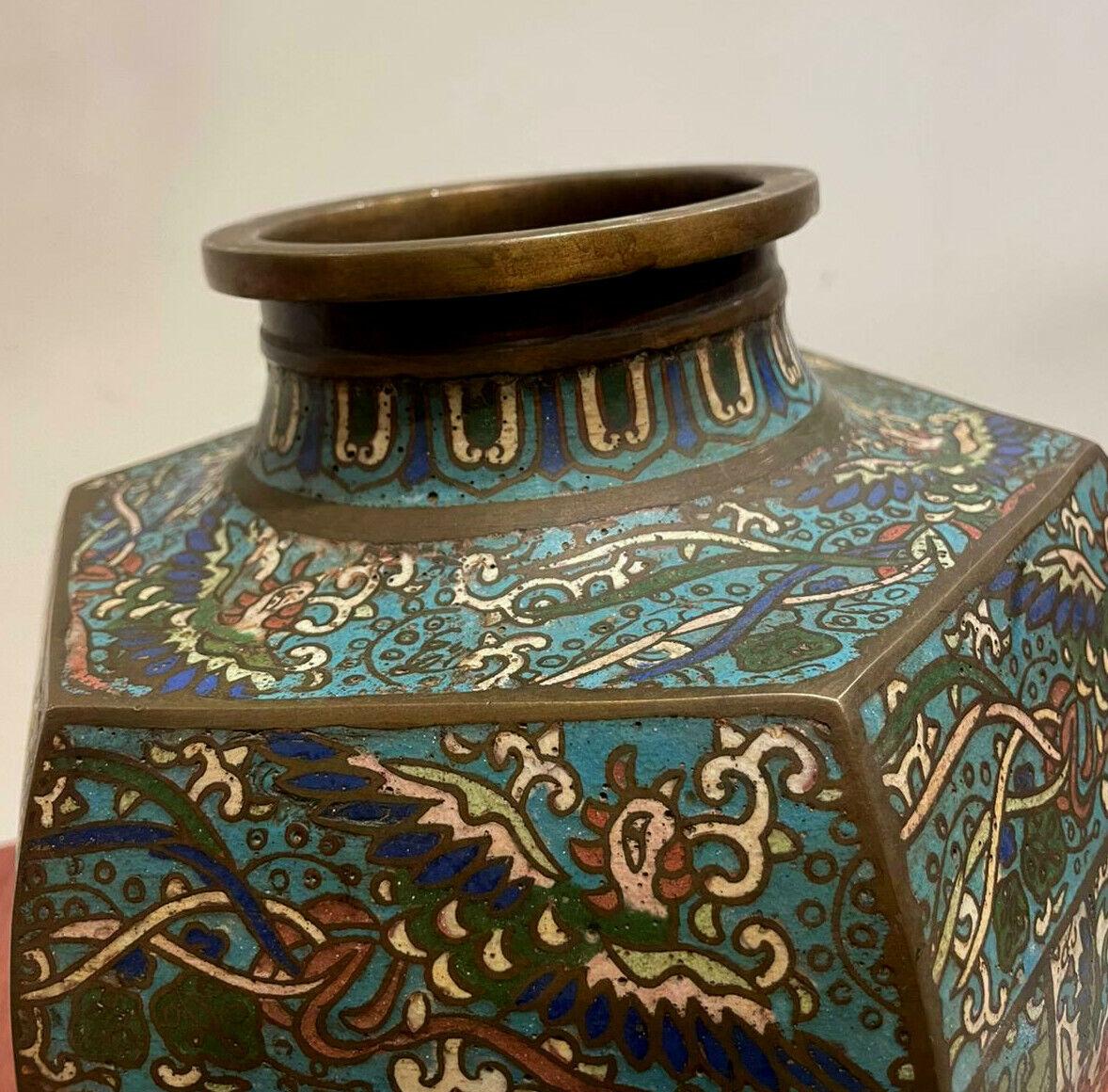 
Vase ancien du milieu du XIXe siècle de la dynastie chinoise Qing
Émail cloisonné et bronze

Le vase est orné de phénix et de grues,
qui symbolise le renouveau et la renaissance
& décoré d'un motif floral

35cm de haut

en très bon état