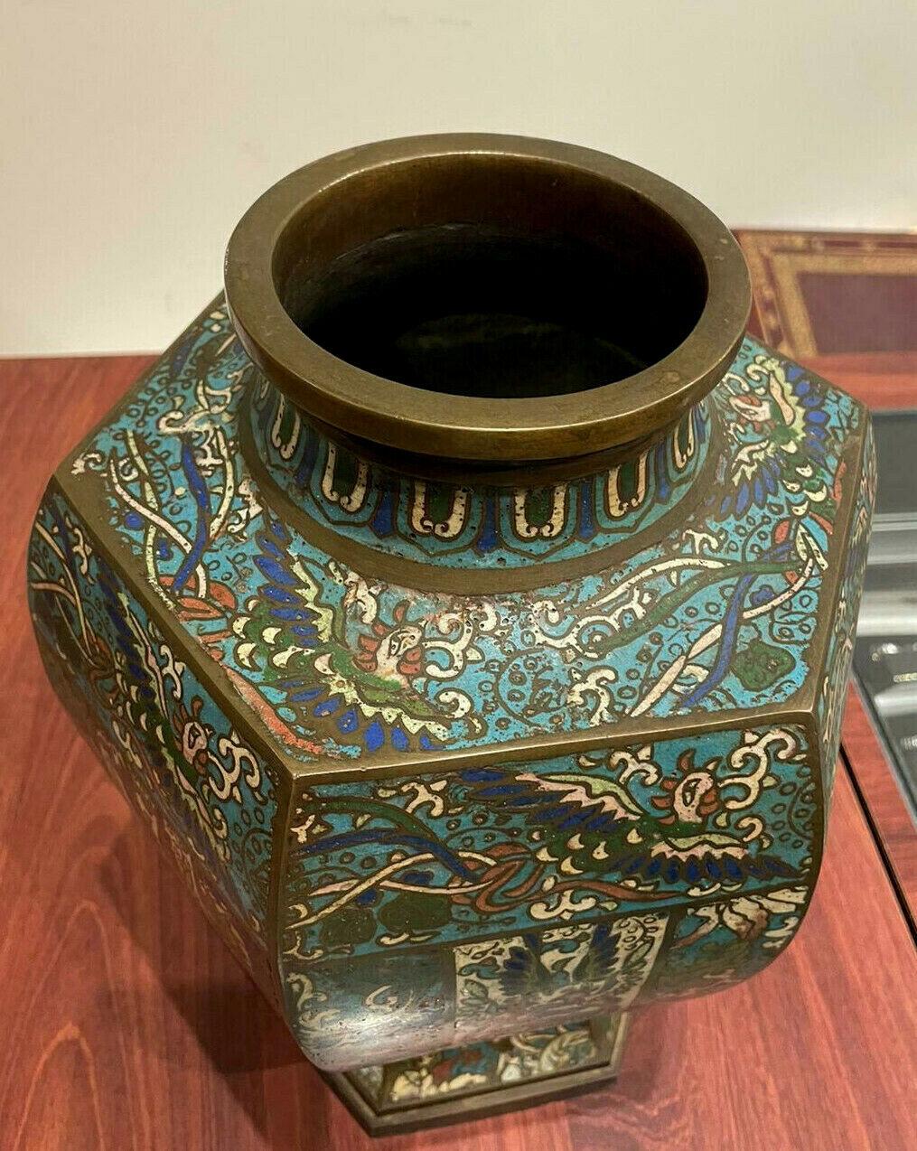 Vase ancien en bronze et émail cloisonné chinois du milieu du XIXe siècle. Phoenixes & Cranes Unisexe en vente