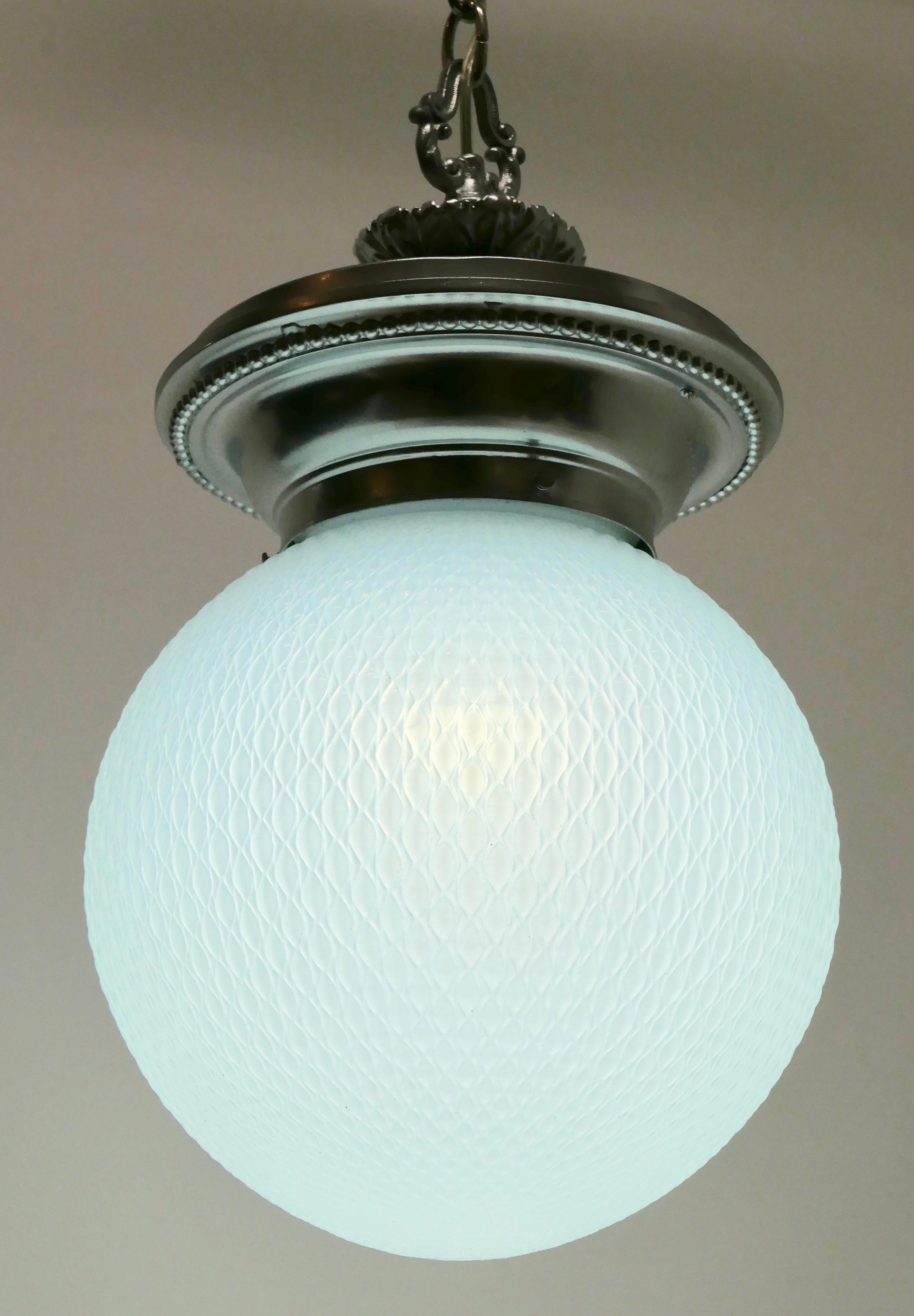 Lampe à suspension ancienne en verre opalin et métal moulé avec globe en vente 3