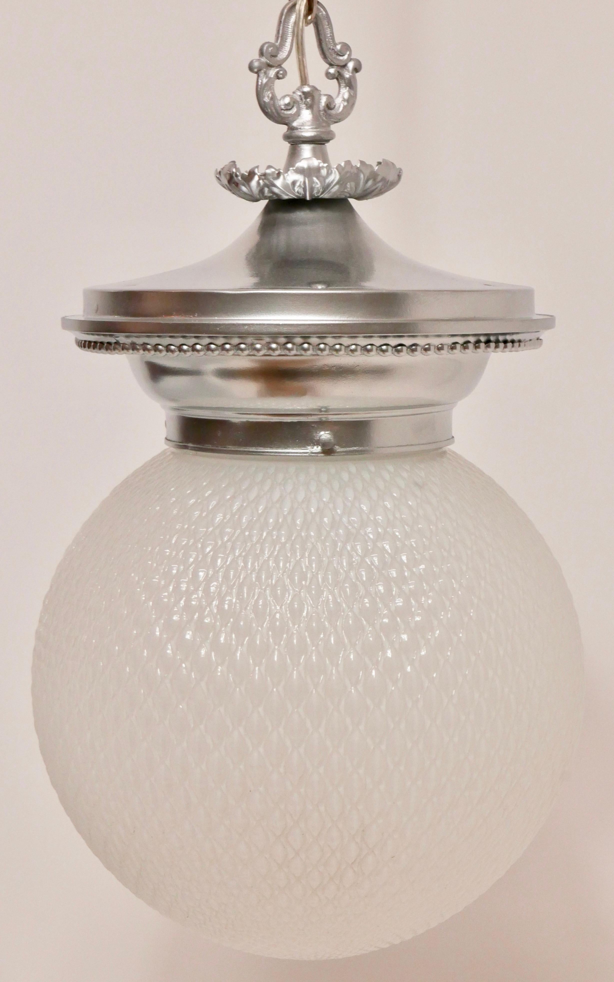 Lampe à suspension ancienne en verre opalin et métal moulé avec globe en vente 4