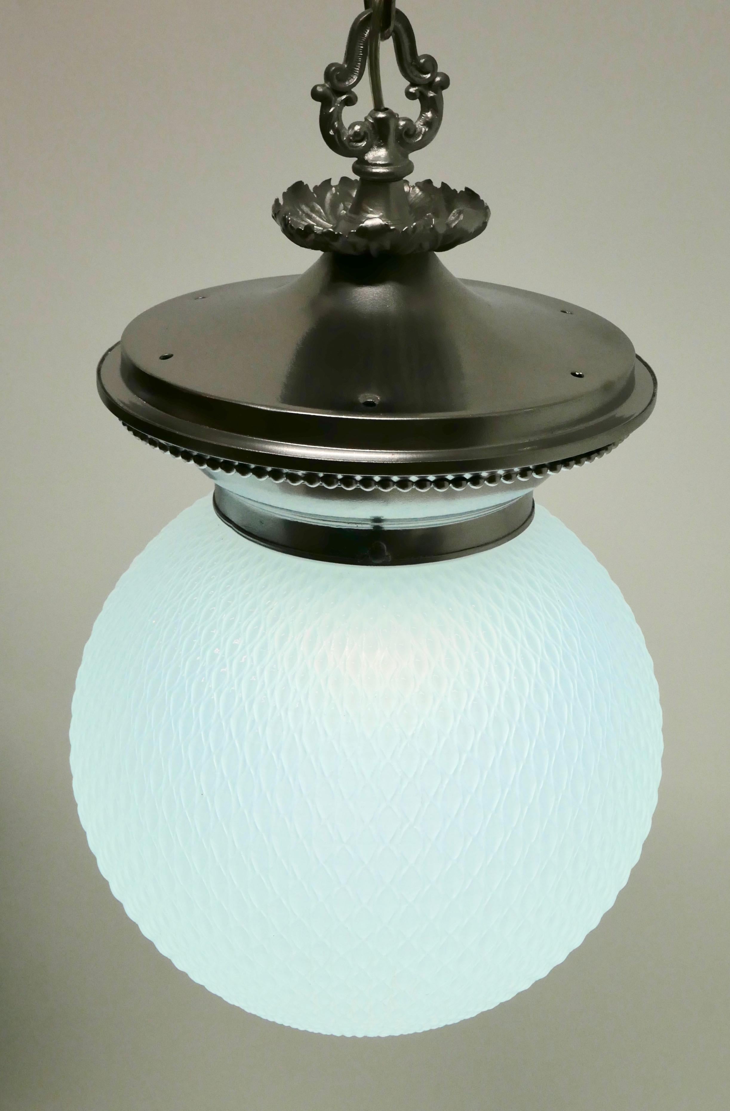 Lampe à suspension ancienne en verre opalin et métal moulé avec globe en vente 5