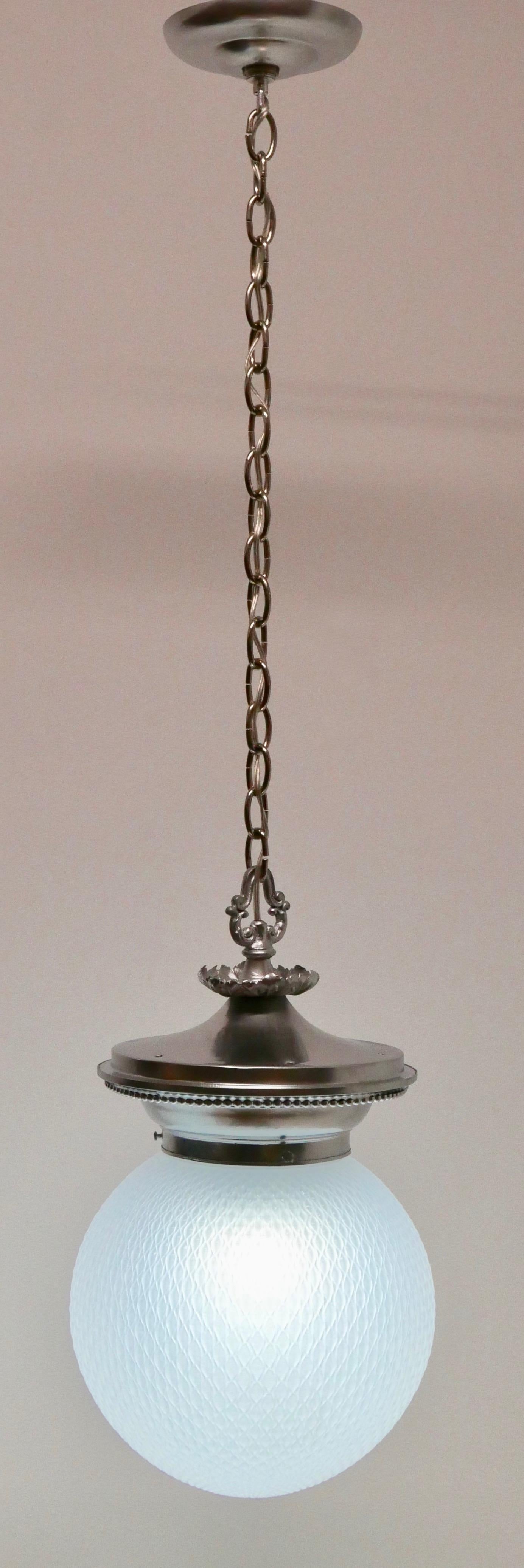 Lampe à suspension ancienne en verre opalin et métal moulé avec globe en vente 6