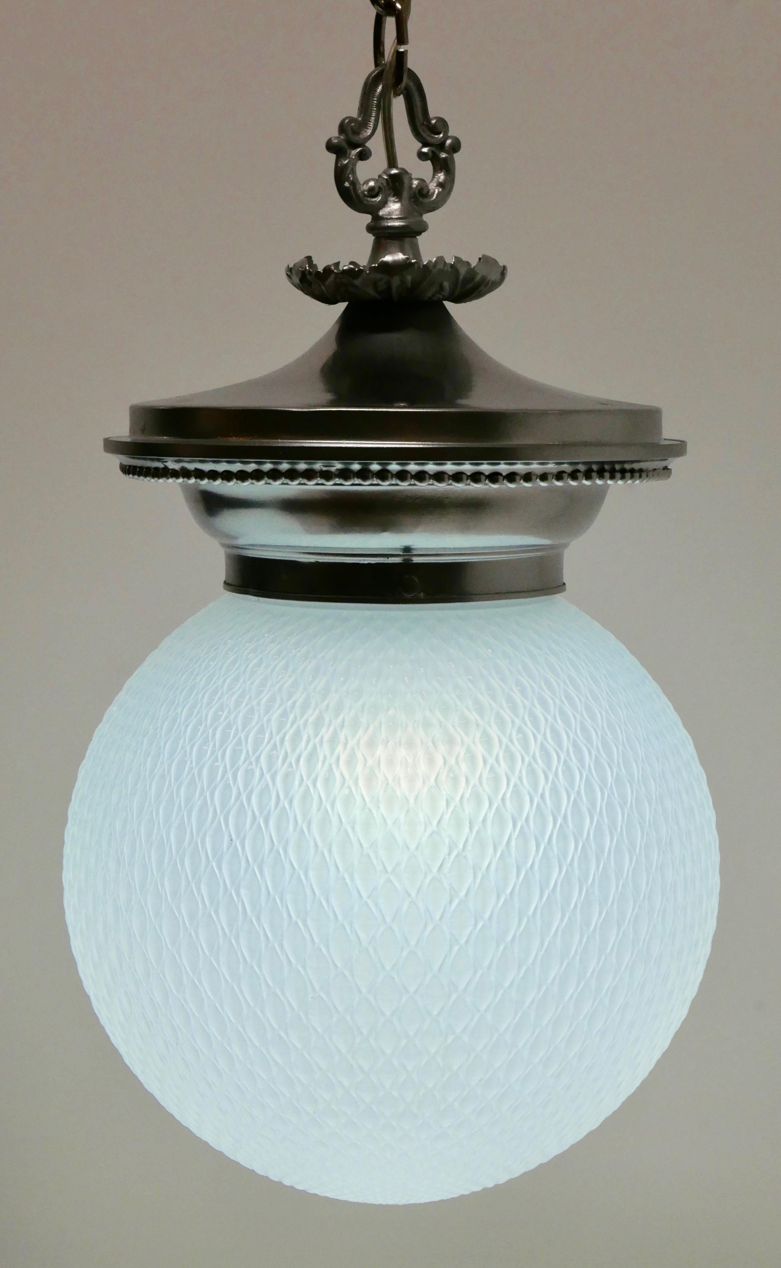 Lampe à suspension ancienne en verre opalin et métal moulé avec globe en vente 7