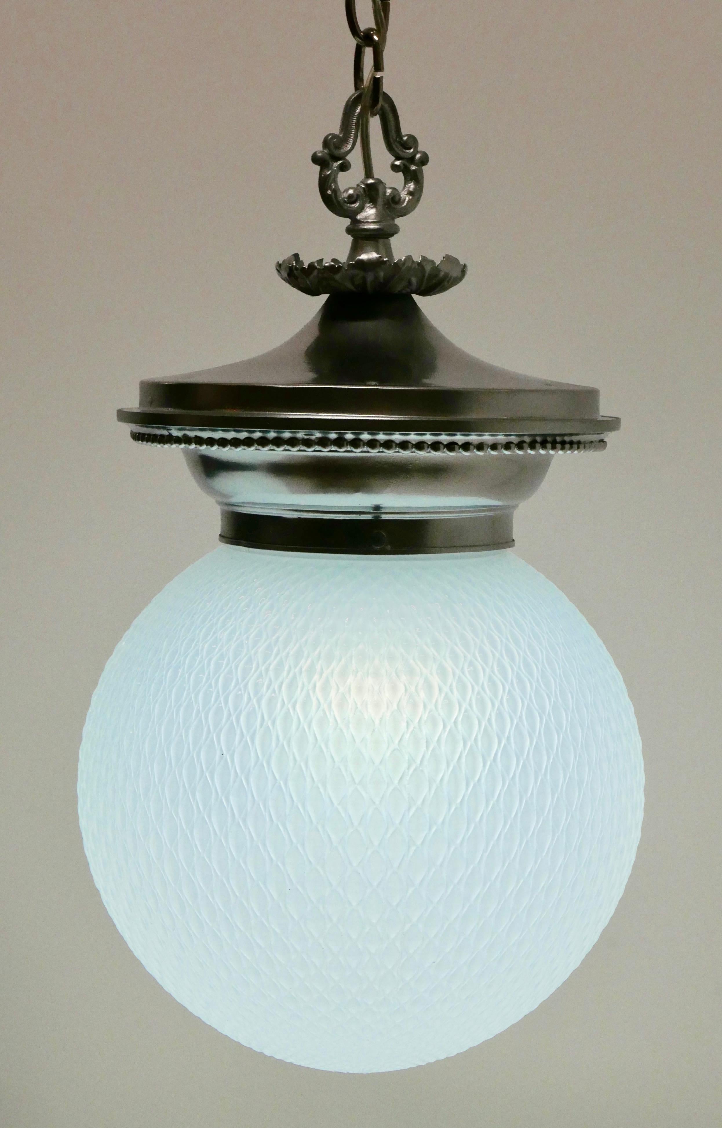 Lampe à suspension ancienne en verre opalin et métal moulé avec globe en vente 8