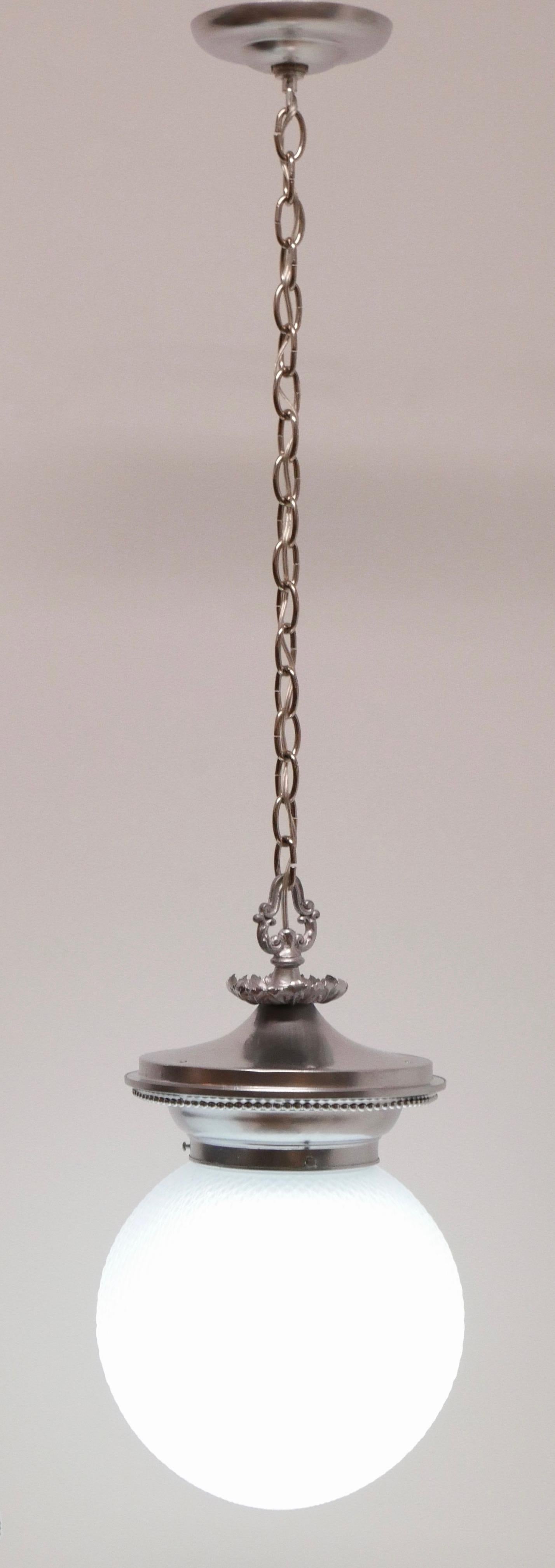 Lampe à suspension ancienne en verre opalin et métal moulé avec globe en vente 9