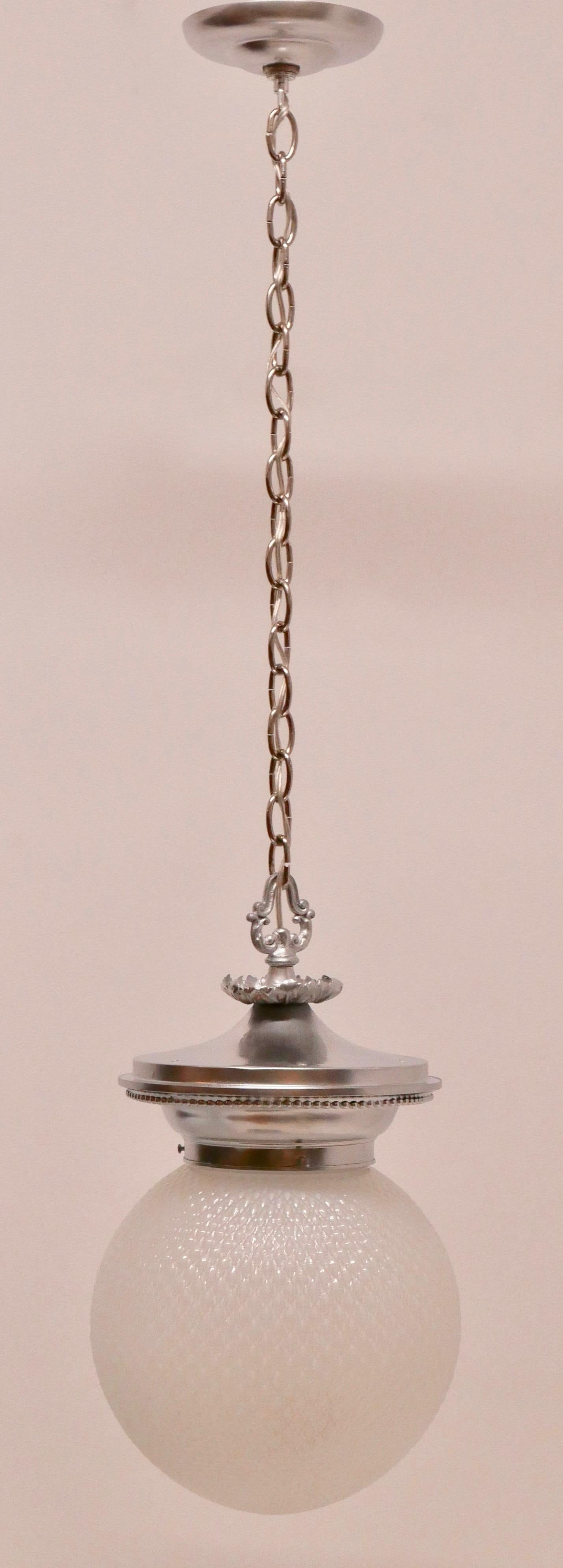 Autre Lampe à suspension ancienne en verre opalin et métal moulé avec globe en vente