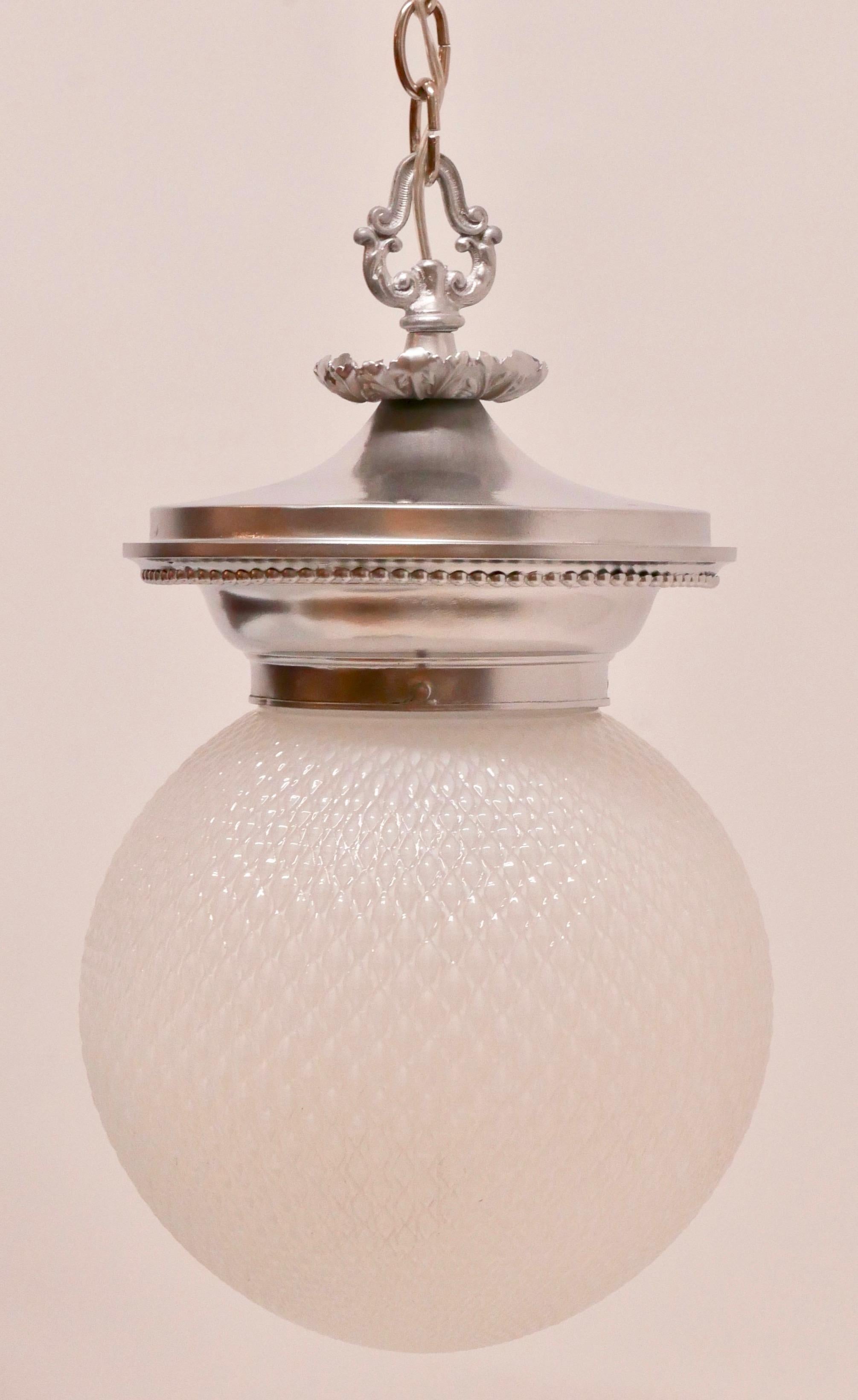 Américain Lampe à suspension ancienne en verre opalin et métal moulé avec globe en vente