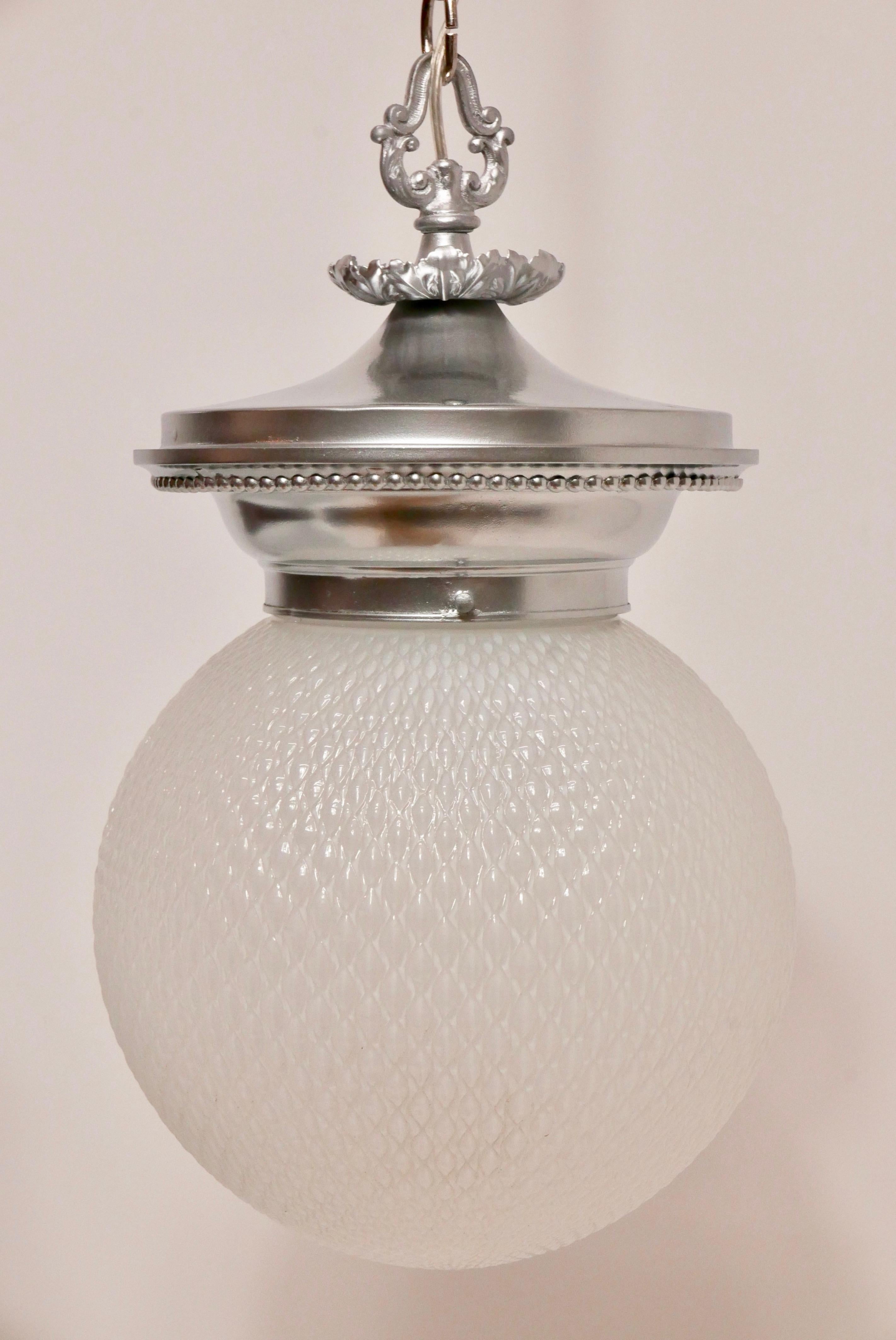 Lampe à suspension ancienne en verre opalin et métal moulé avec globe Bon état - En vente à San Francisco, CA