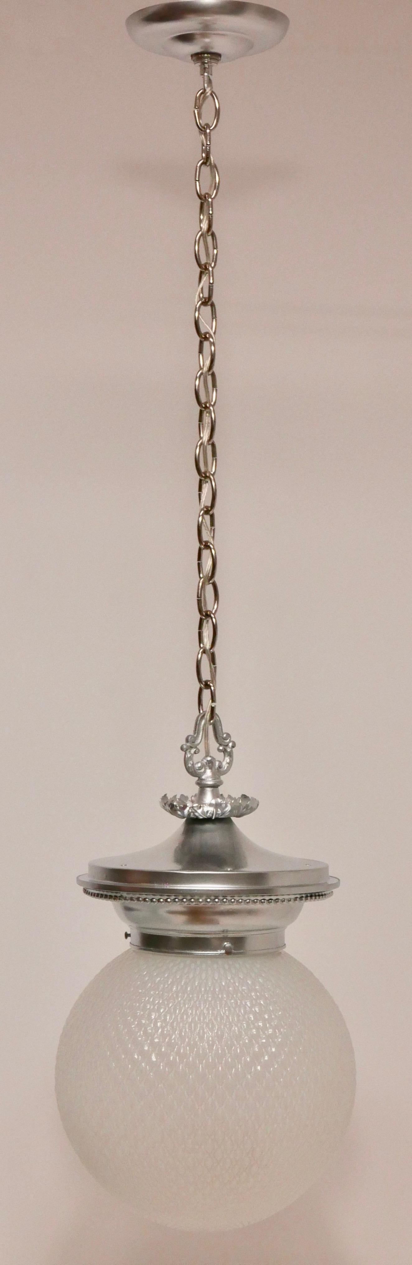 20ième siècle Lampe à suspension ancienne en verre opalin et métal moulé avec globe en vente
