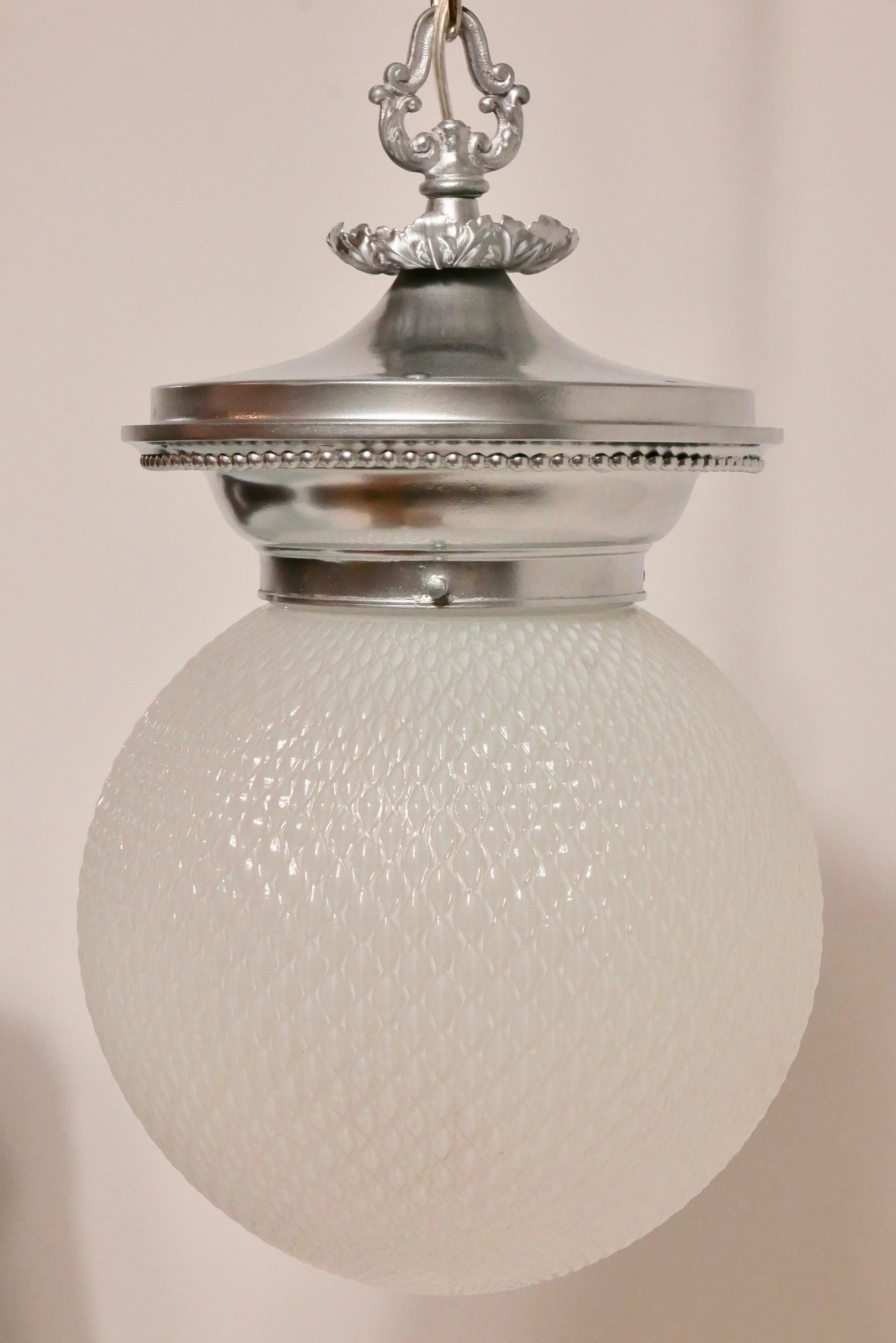 Métal Lampe à suspension ancienne en verre opalin et métal moulé avec globe en vente