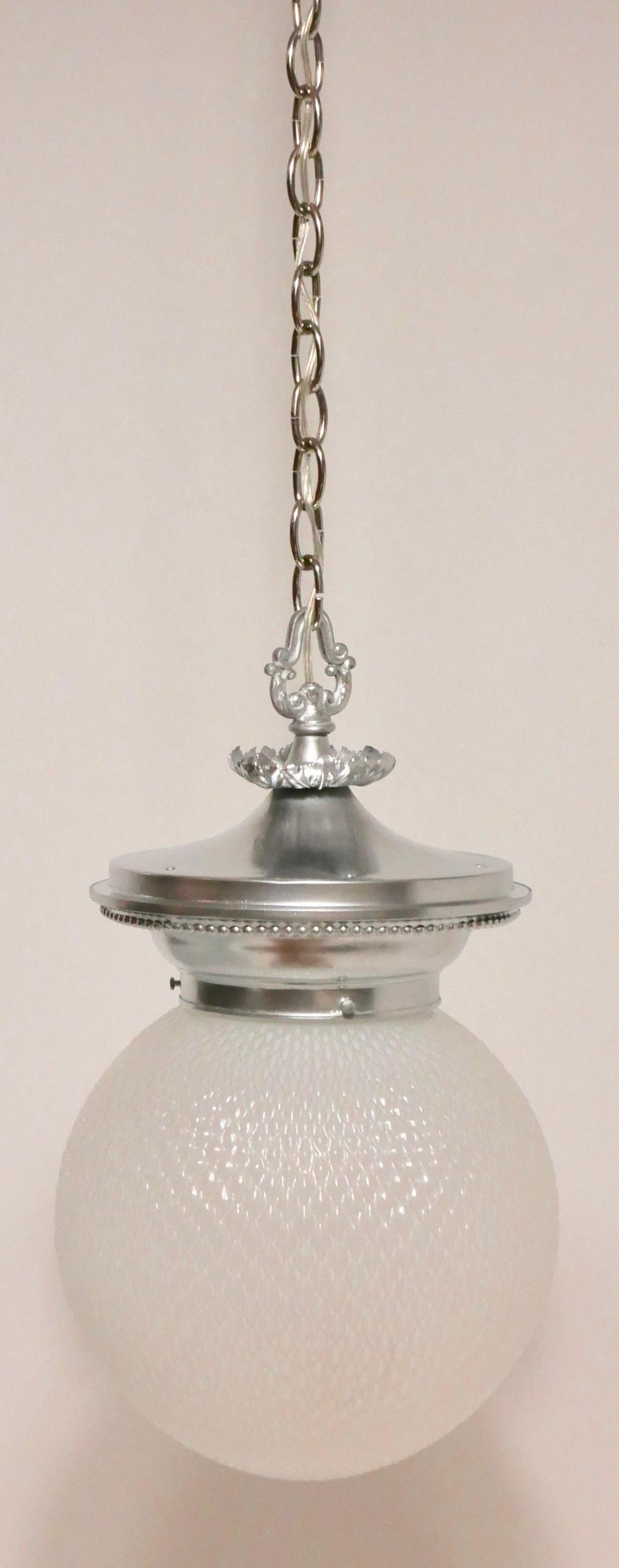 Lampe à suspension ancienne en verre opalin et métal moulé avec globe en vente 1