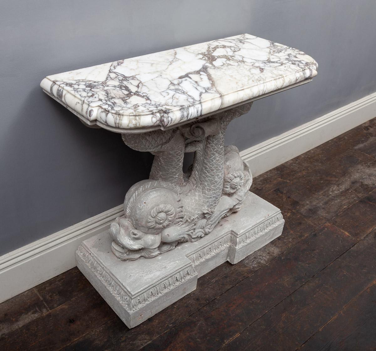 Antikes Paar geschnitzter Holz- Delphin-Tische mit Marmorplatten (Neoklassisches Revival) im Angebot