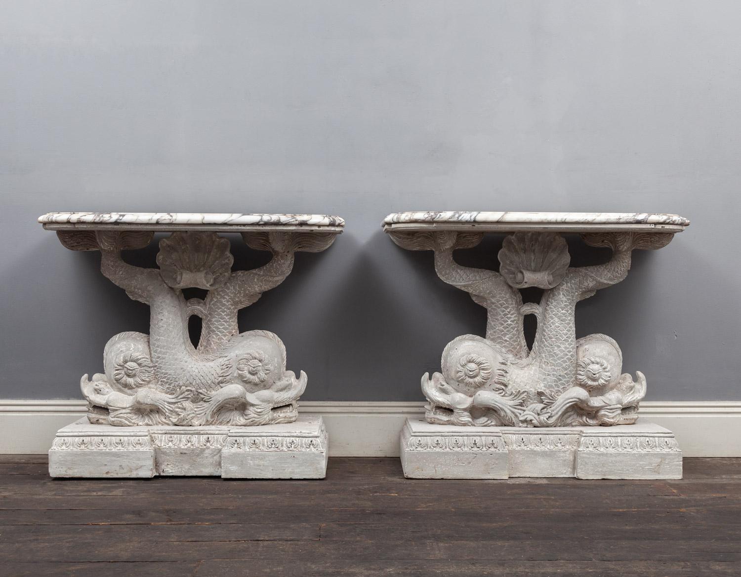 Antikes Paar geschnitzter Holz- Delphin-Tische mit Marmorplatten (Geschnitzt) im Angebot