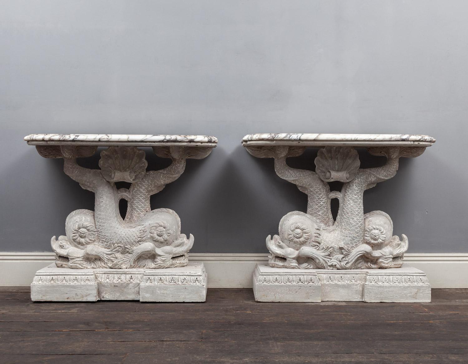 Sculpté Ancienne paire de tables dauphins en bois sculpté avec plateau en marbre en vente