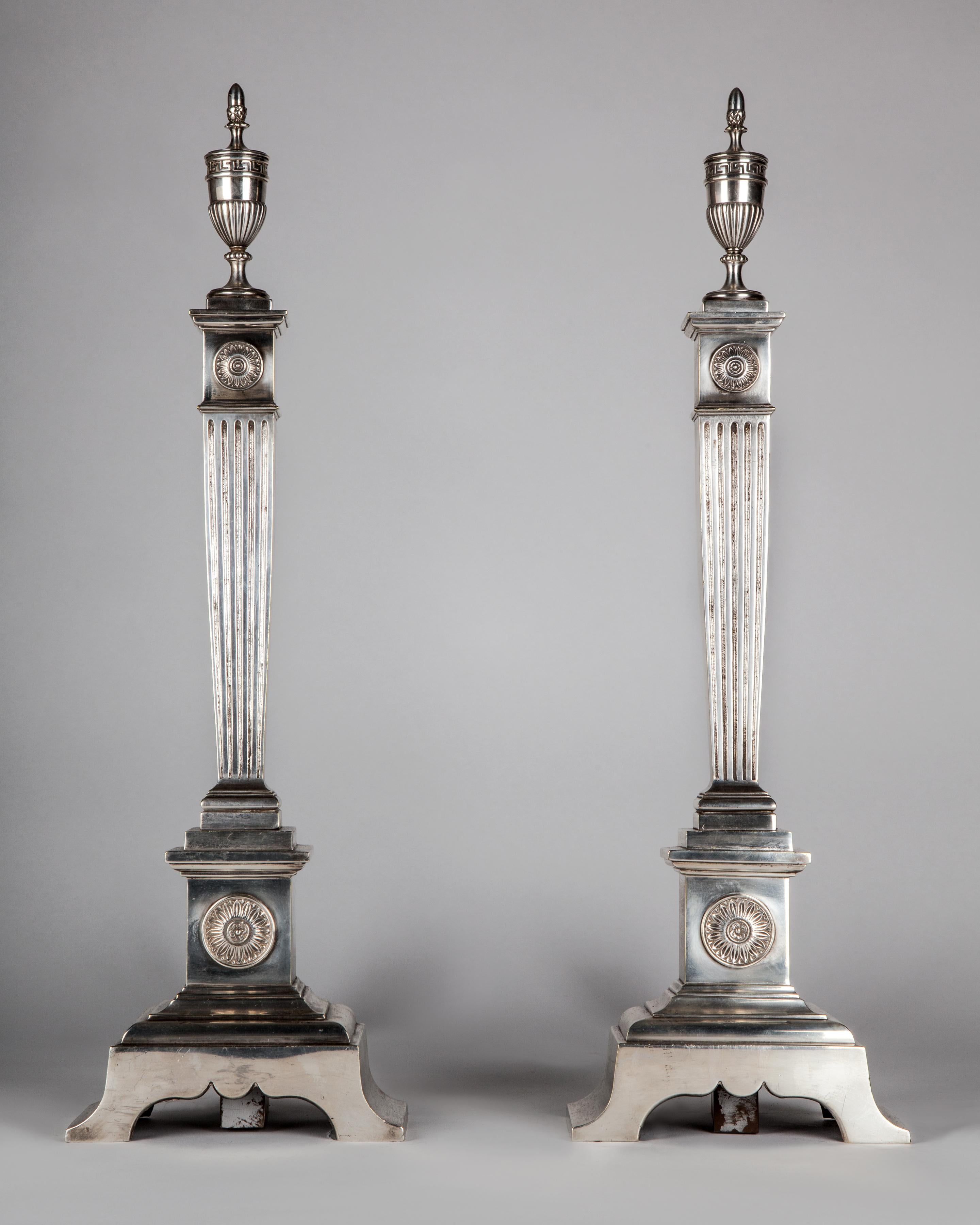 Néoclassique Chenets néoclassiques en métal argenté avec colonnes cannelées et fleurons en forme d'urne, vers les années 1910 en vente