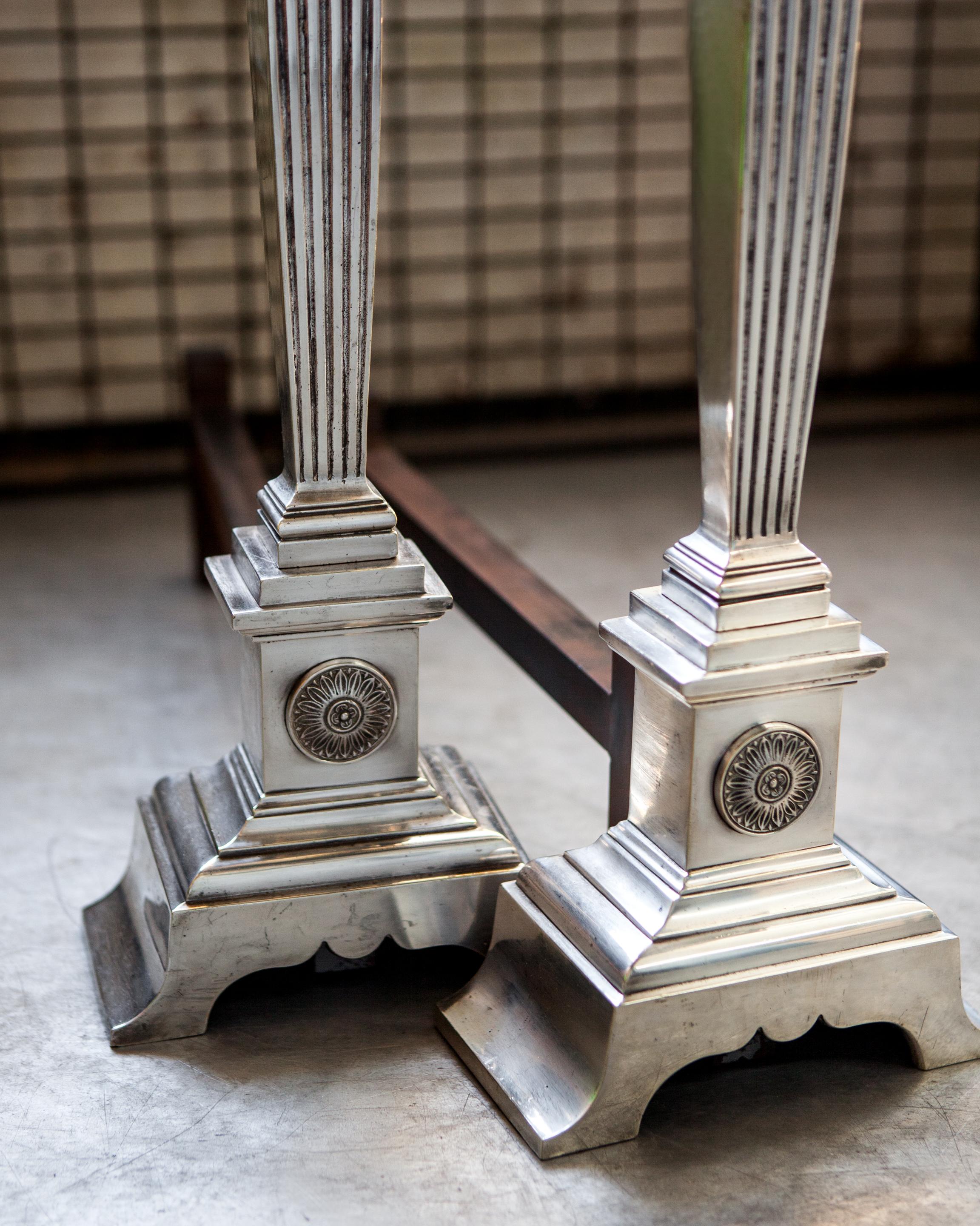 Chenets néoclassiques en métal argenté avec colonnes cannelées et fleurons en forme d'urne, vers les années 1910 Bon état - En vente à New York, NY